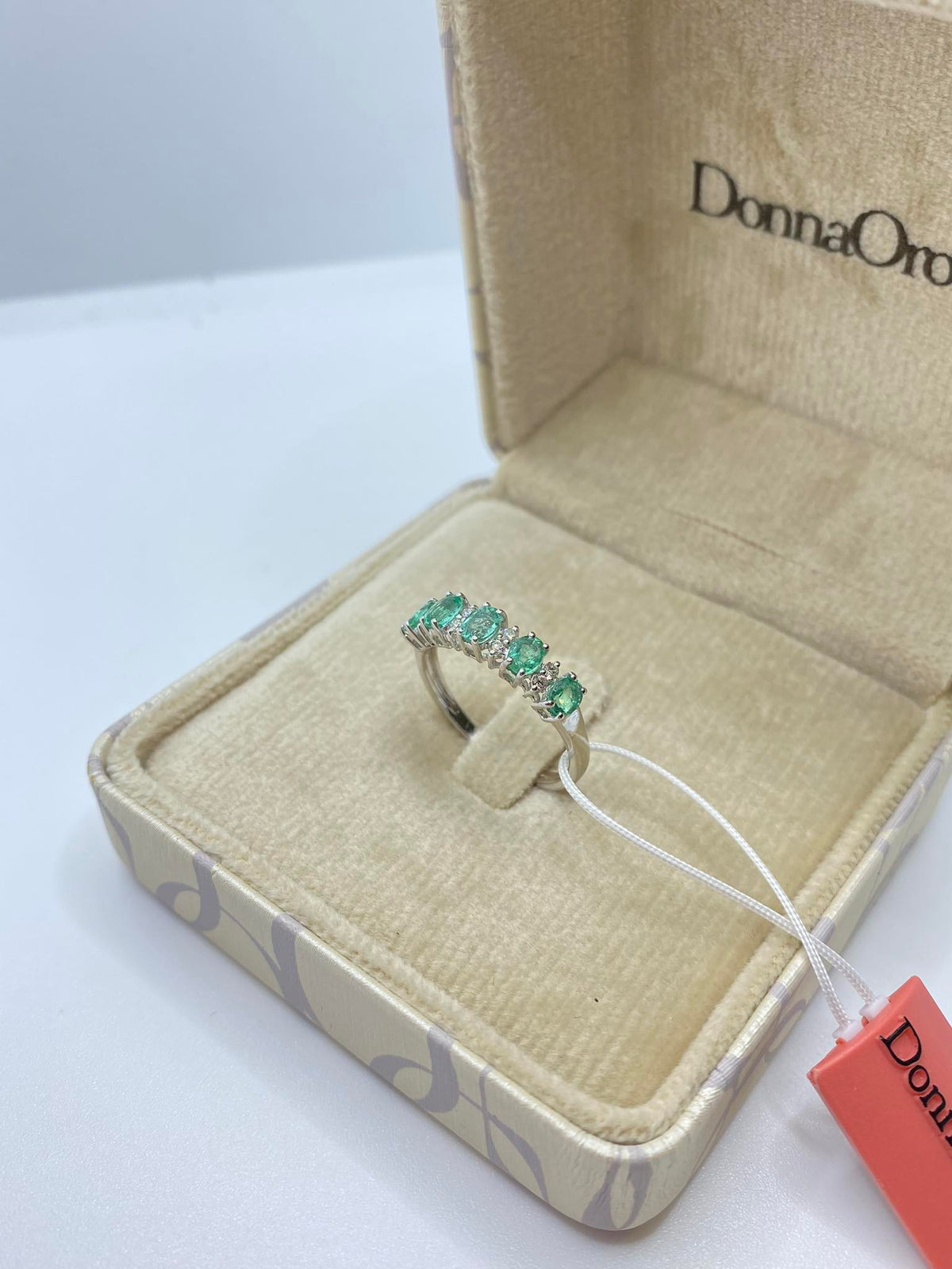 Anello Veretta Donna Oro 18KT con Smeraldi Ct 0.75 e Diamanti