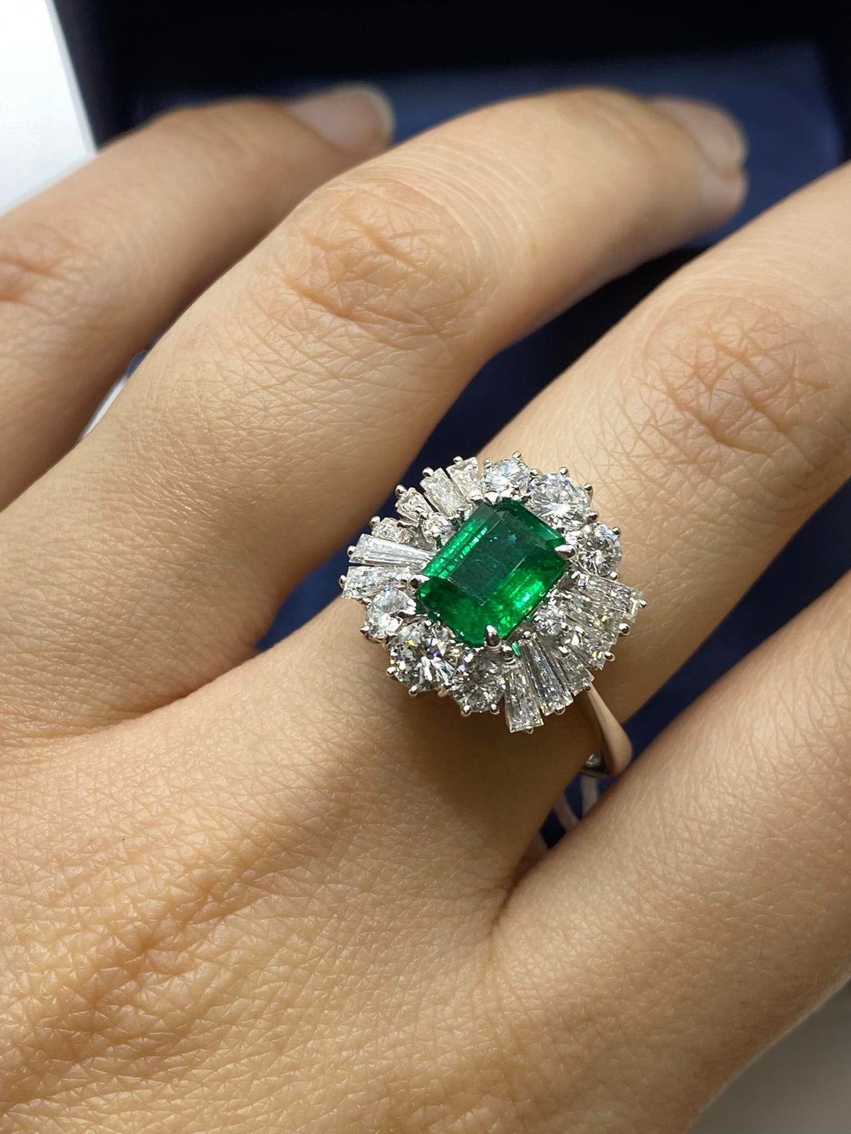 Anello Donna in Oro 18KT 18KT Con Smeraldo Colombiano Ct 1.46 e Diamanti