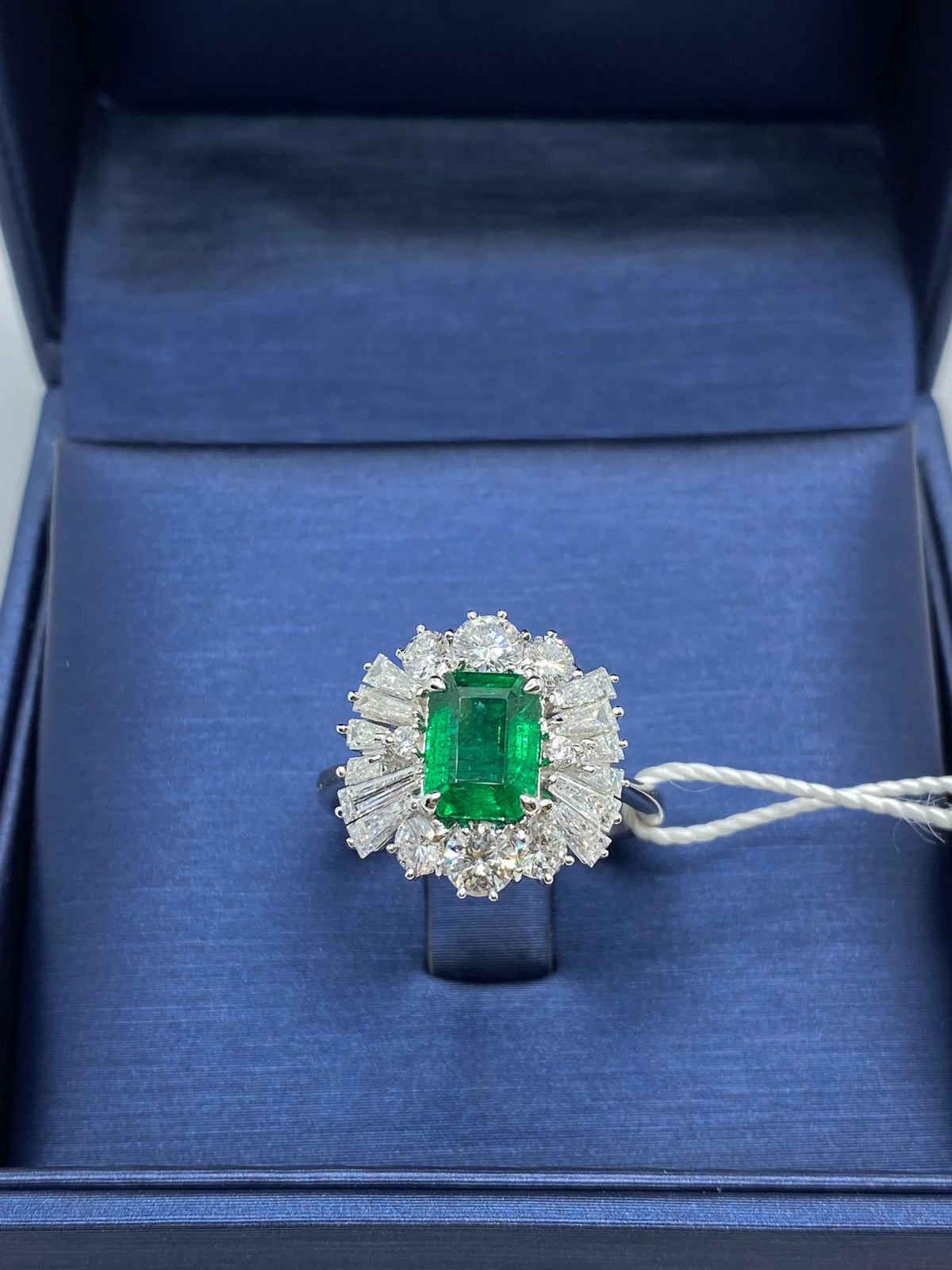 Anello Donna in Oro 18KT 18KT Con Smeraldo Colombiano Ct 1.46 e Diamanti