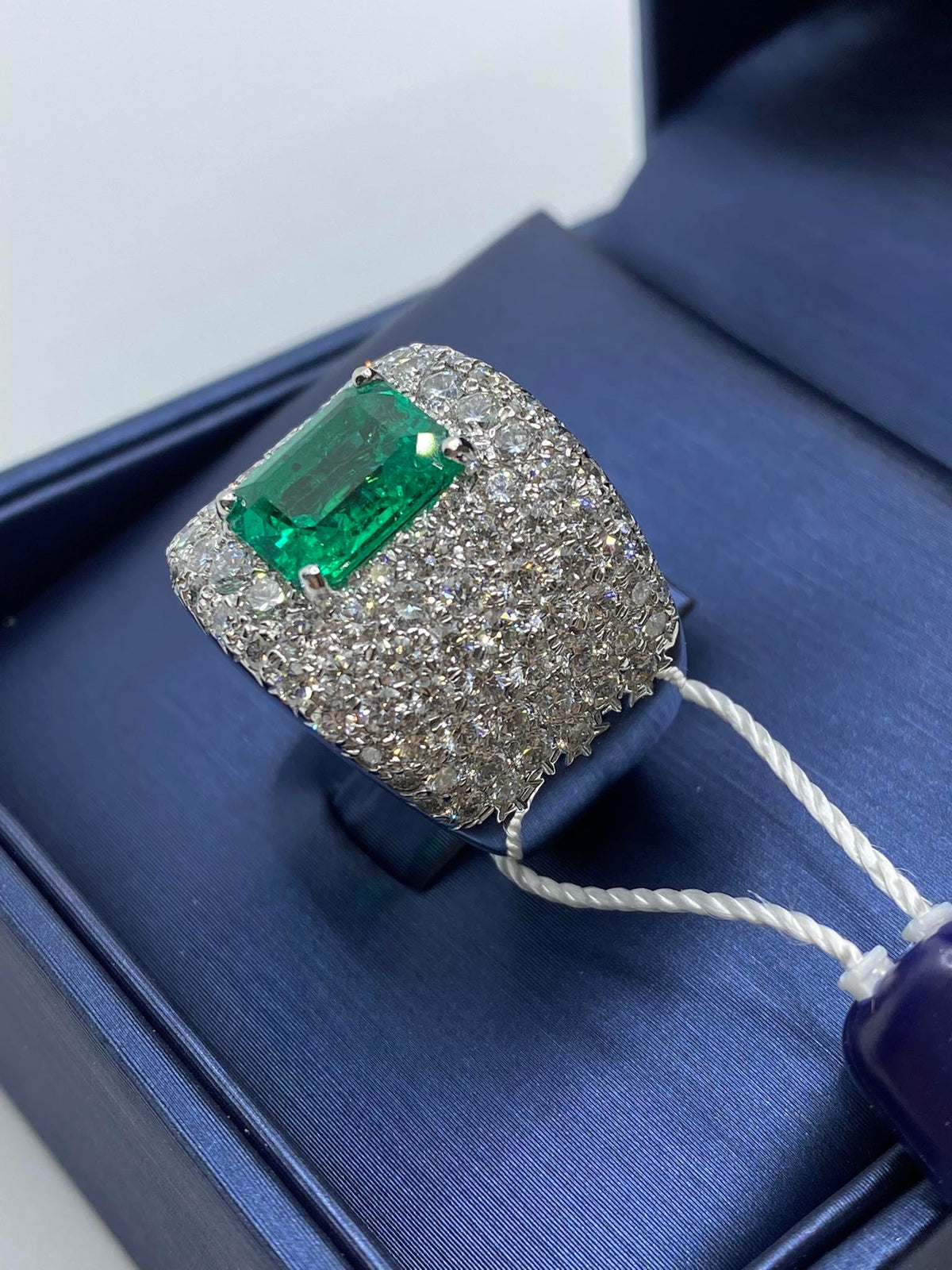 Anello Donna in Oro 18KT 18KT Con Smeraldo Colombiano Ct 2.95 e Diamanti