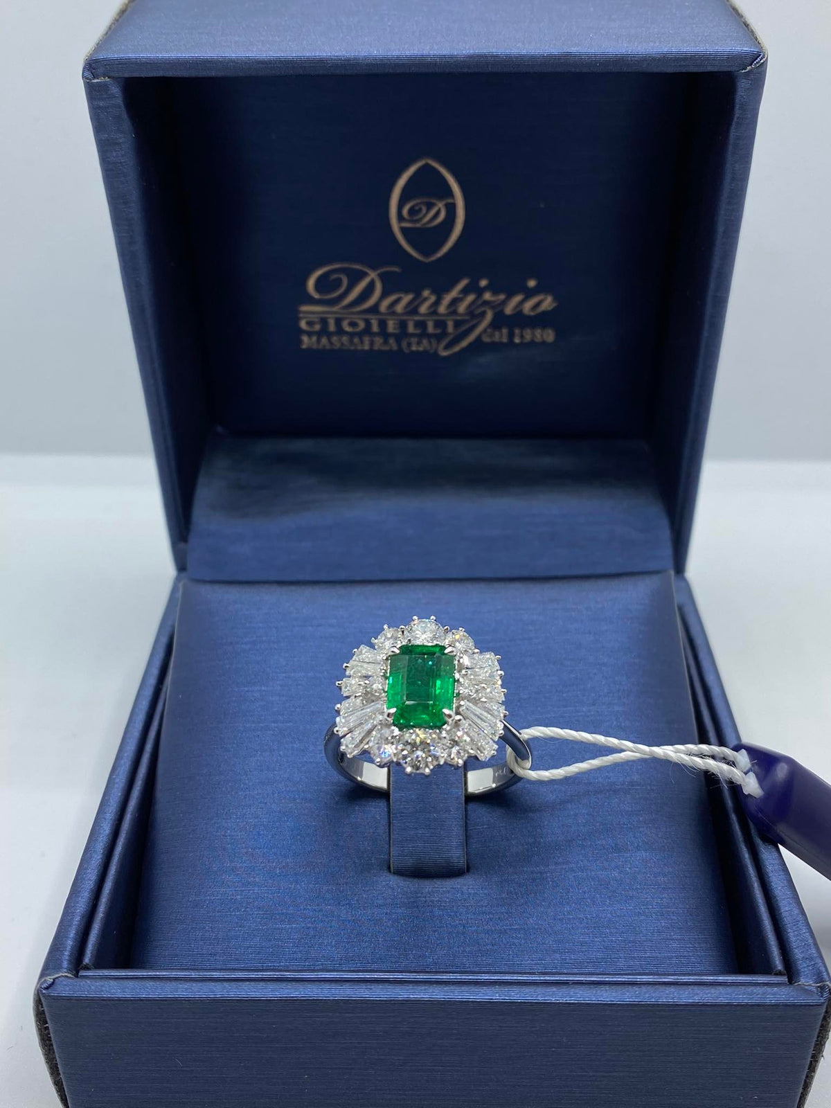 Anello Donna in Oro 18KT 18KT Con Smeraldo Colombiano Ct 1.46 e Diamanti