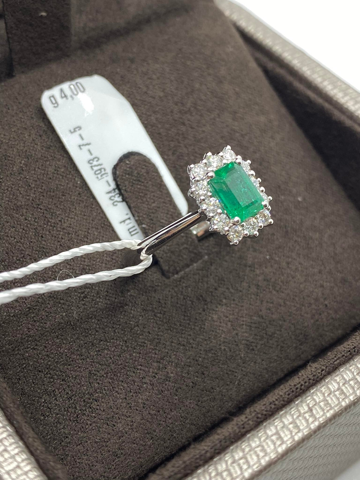 Anello Donna Crivelli con Smeraldo Ct 0.98 e Diamanti