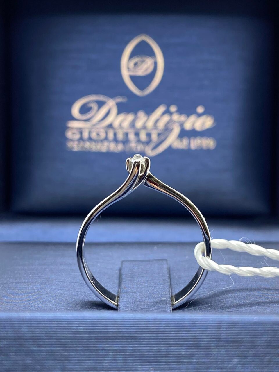 Anello Donna Solitario Comete in Oro 18KT 18KT con Diamante Ct. 0,04