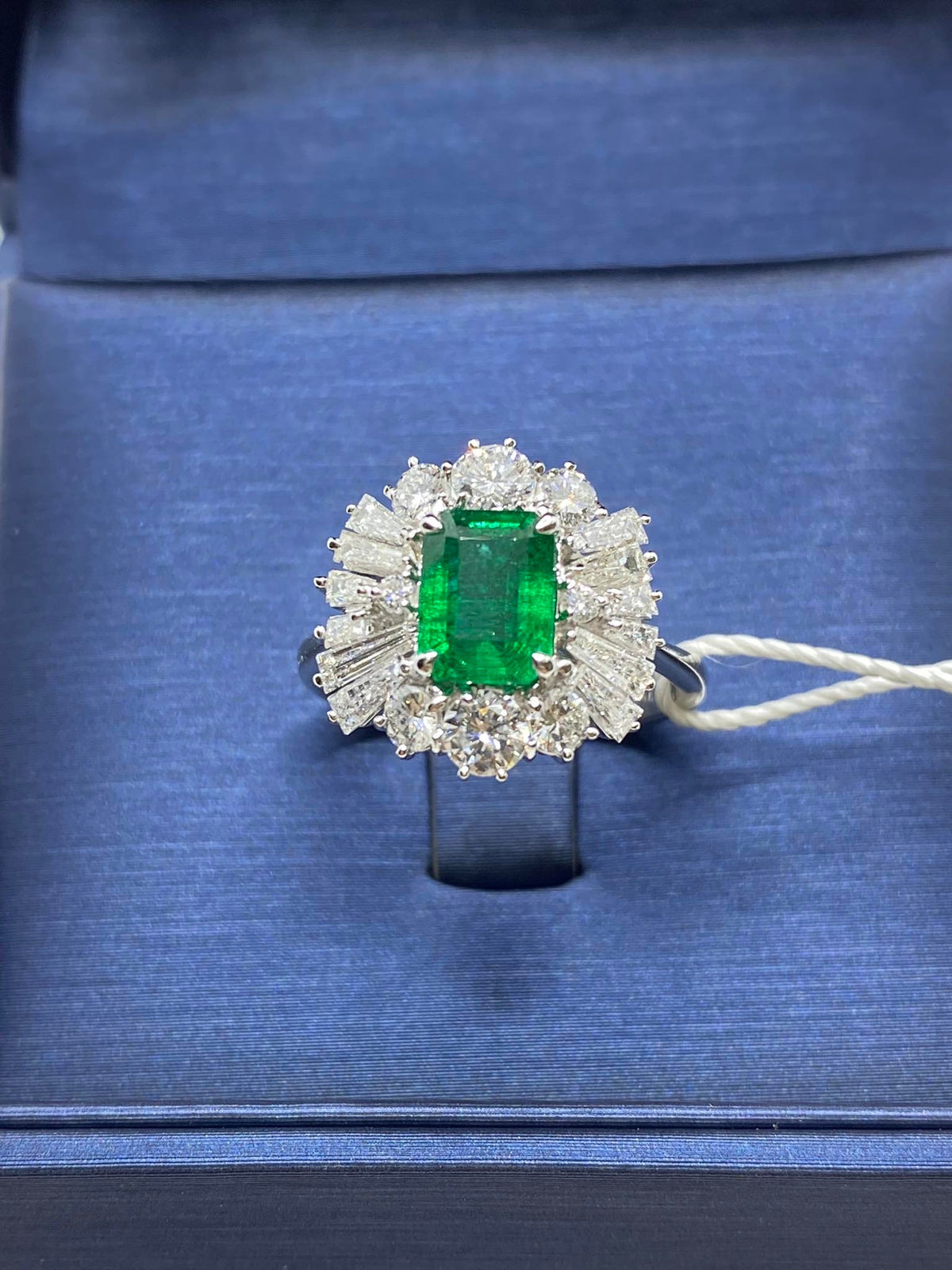 Anello Donna in Oro 18KT 18KT Con Smeraldo Colombiano Ct 1.46 e Diamanti
