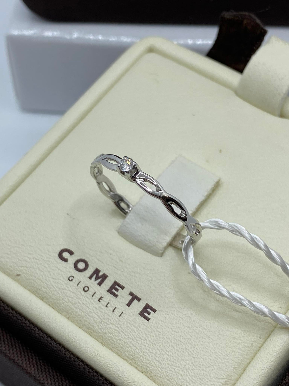 Anello Solitario Comete in Oro 18KT 18KT con Diamante Ct. 0.03