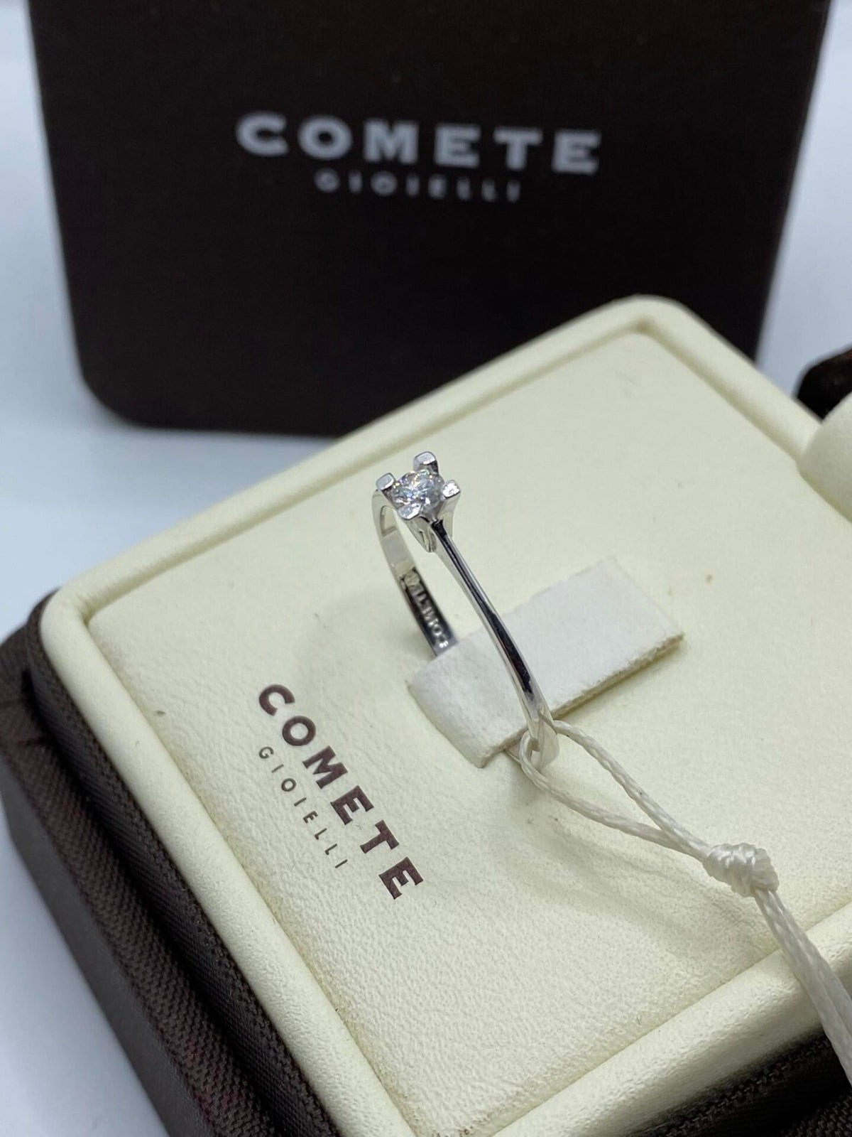 Anello Solitario Comete in Oro 18KT 18KT con Diamante Ct. 0.10