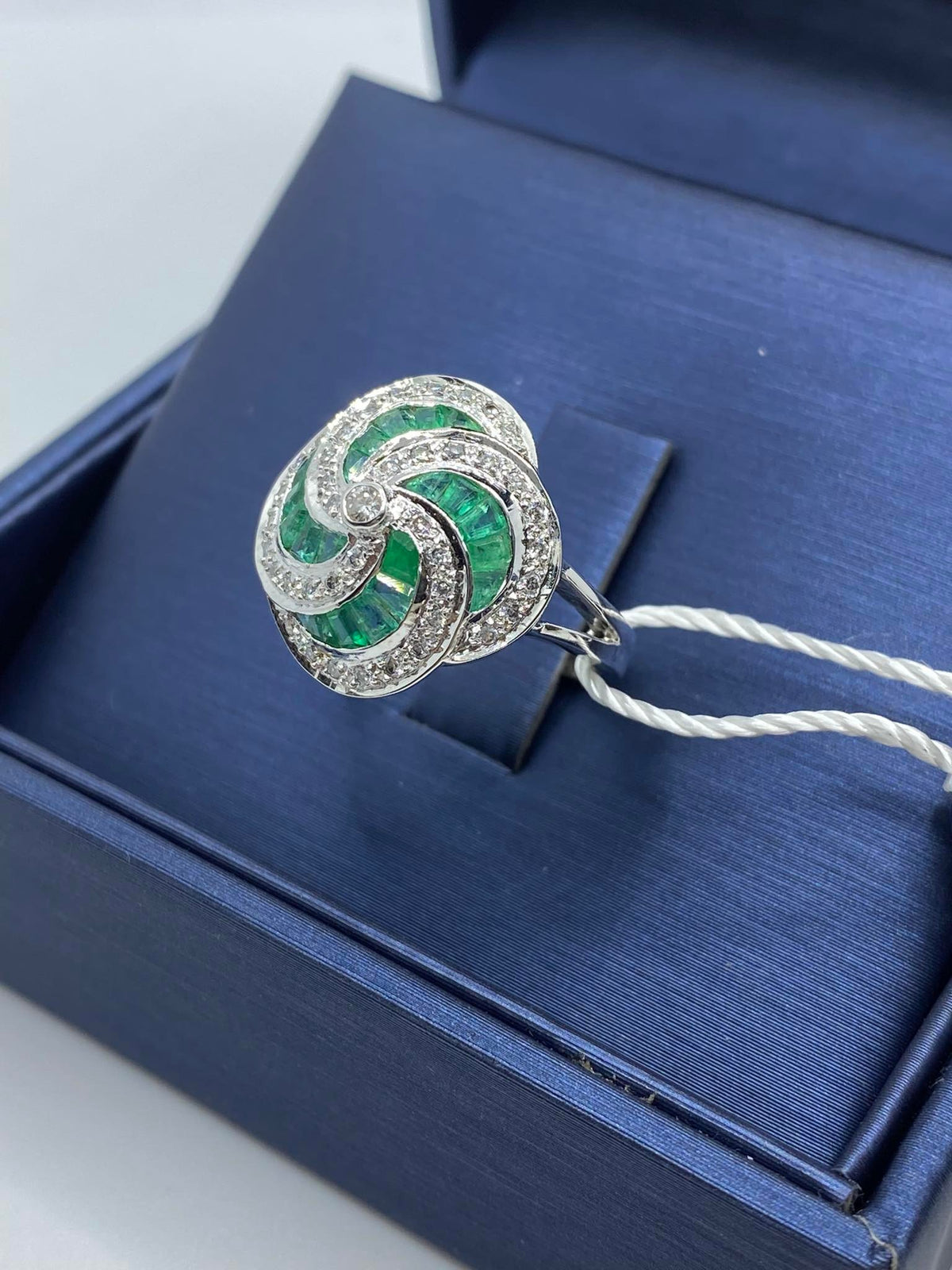 Anello Donna in Oro 18KT 18KT con Smeraldi Ct 1.60 e Diamanti