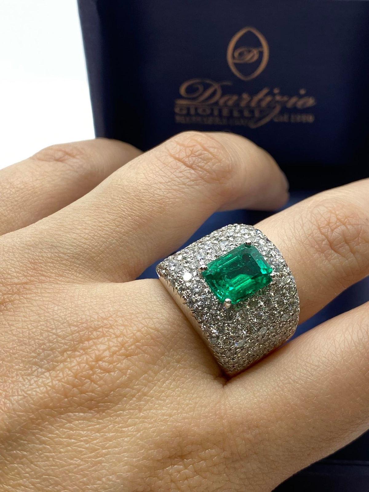 Anello Donna in Oro 18KT 18KT Con Smeraldo Colombiano Ct 2.95 e Diamanti