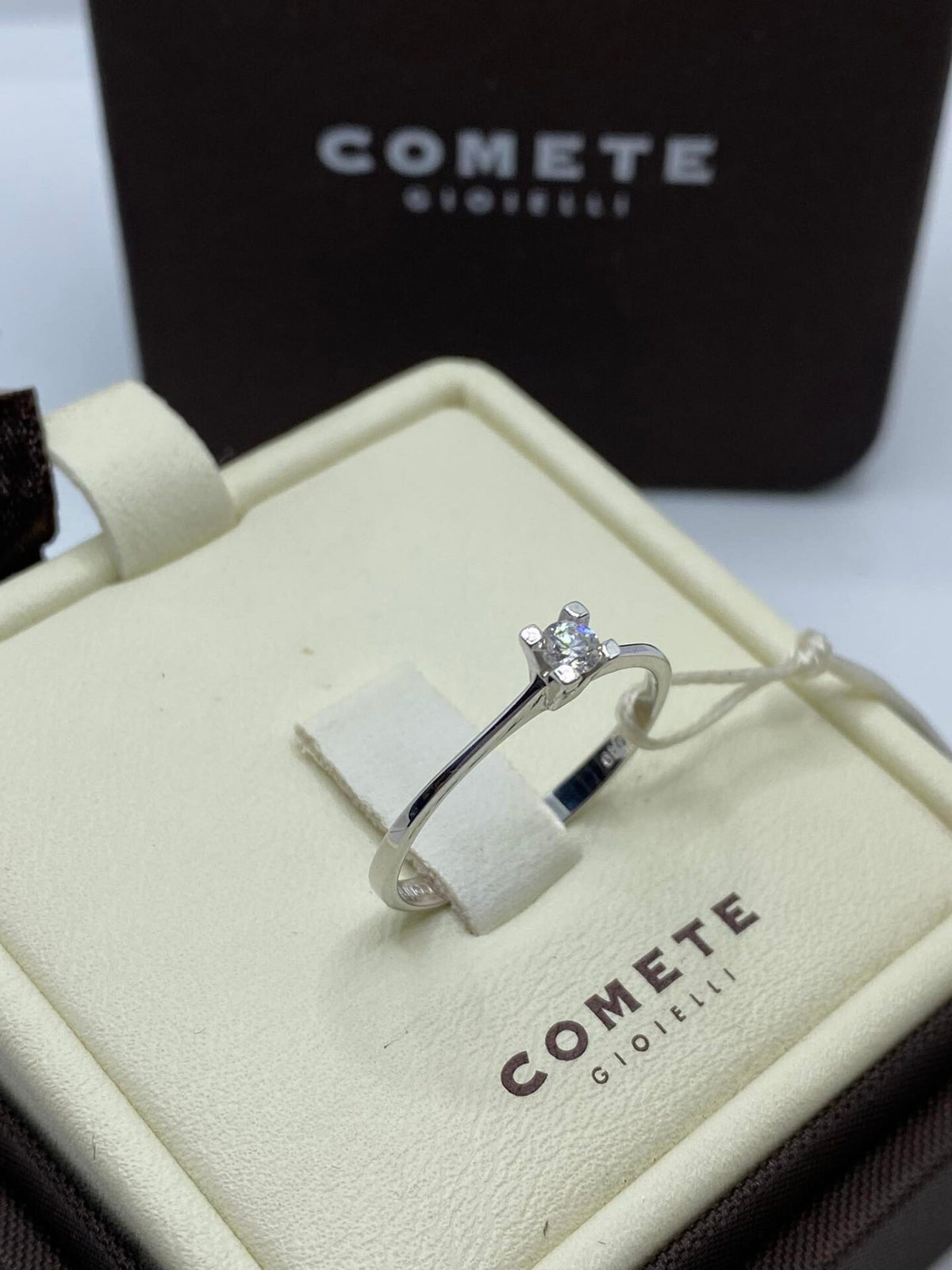 Anello Solitario Comete in Oro 18KT 18KT con Diamante Ct. 0.10
