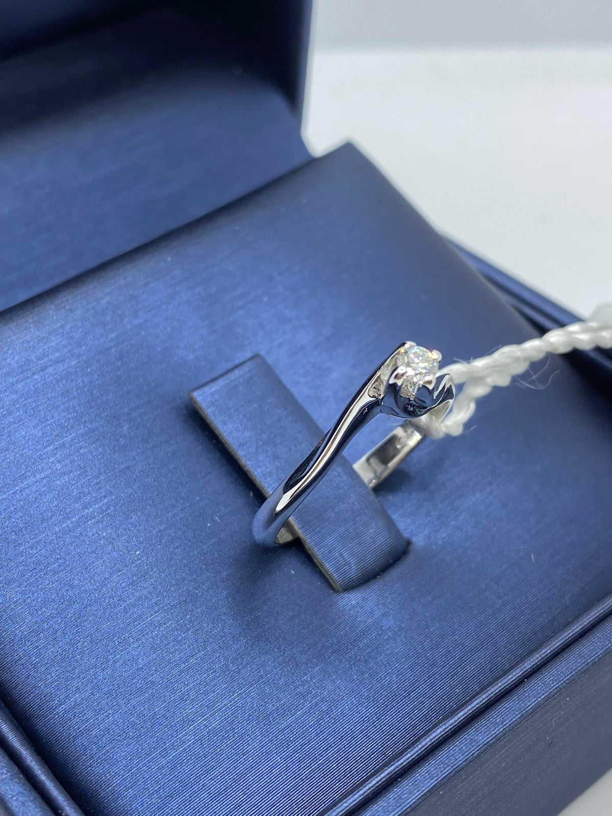 Anello Solitario in Oro 18KT 18KT e Diamante Ct. 0.10