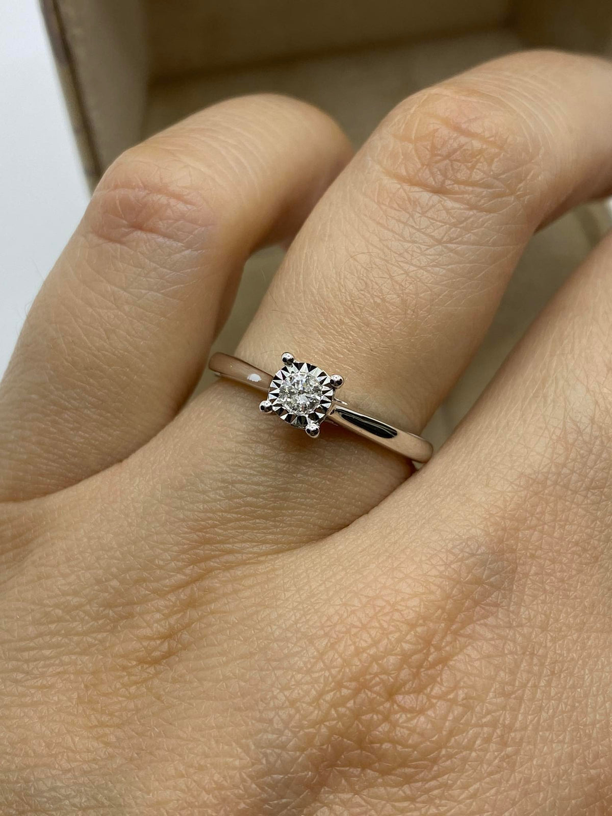 Anello Solitario Donna Oro 18KT con Diamante Ct 0.10