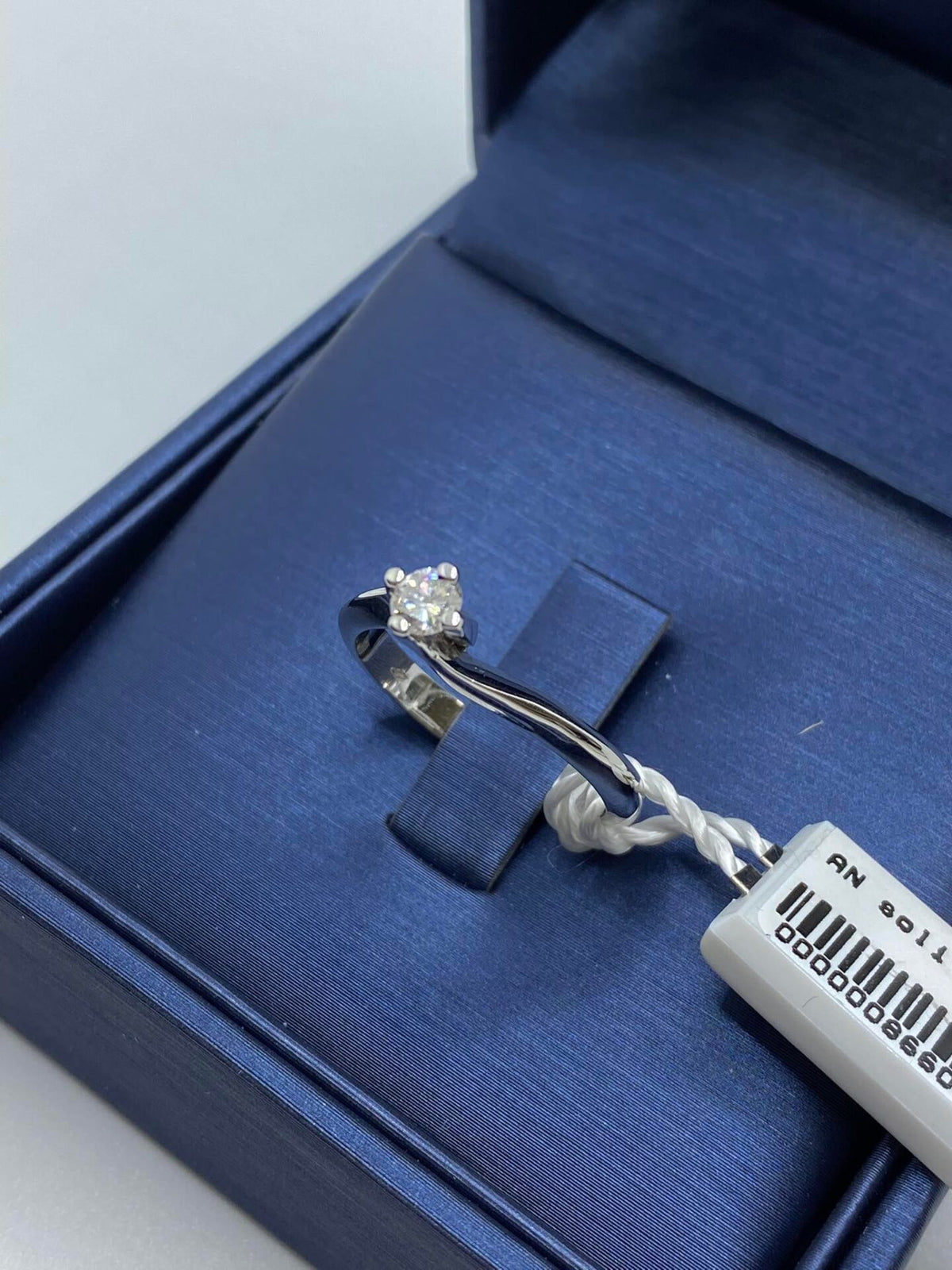 Anello Solitario in Oro 18KT 18KT e Diamante Ct. 0.22