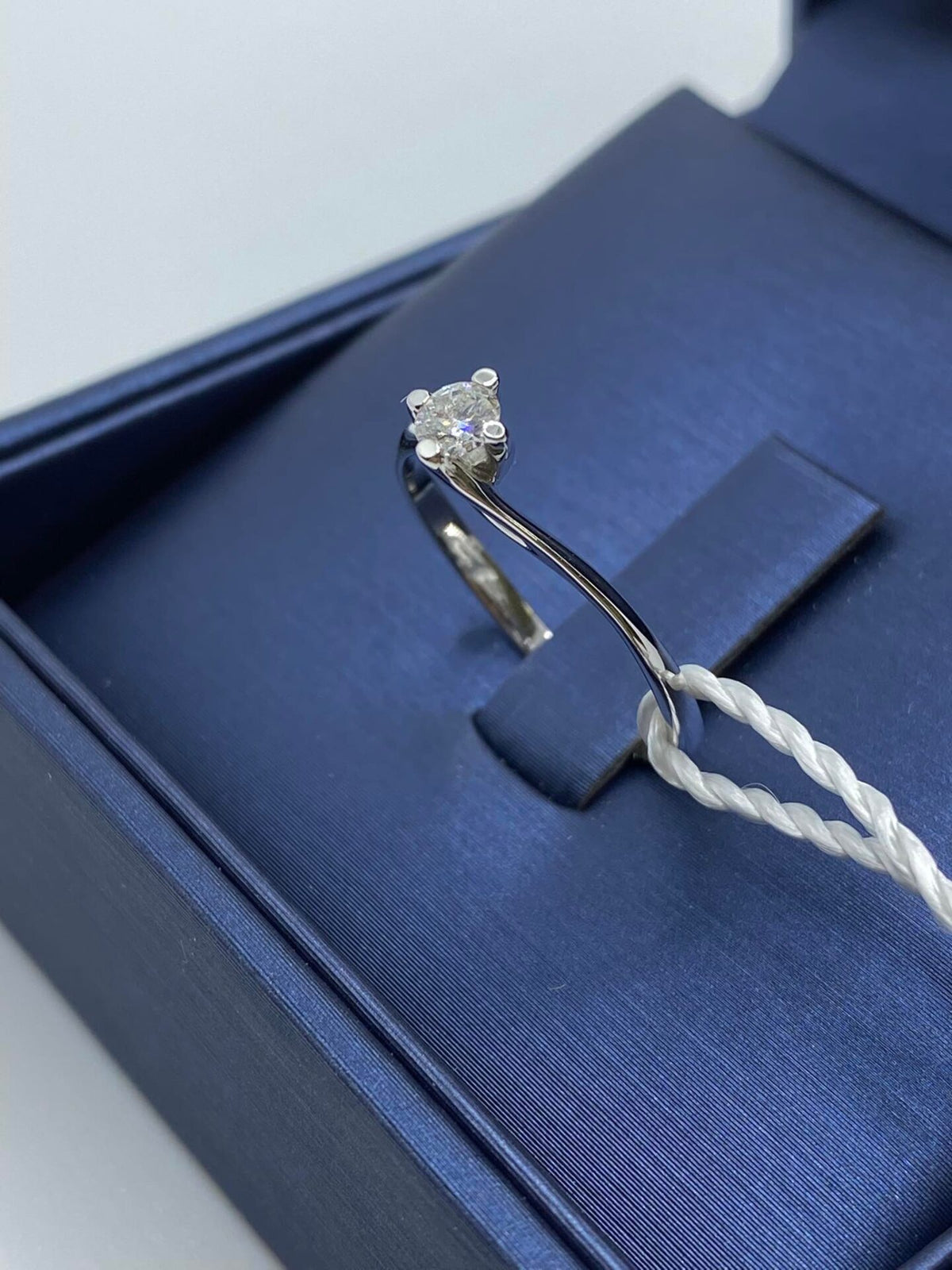 Anello Solitario in Oro 18KT 18KT con Diamante Ct. 0.20
