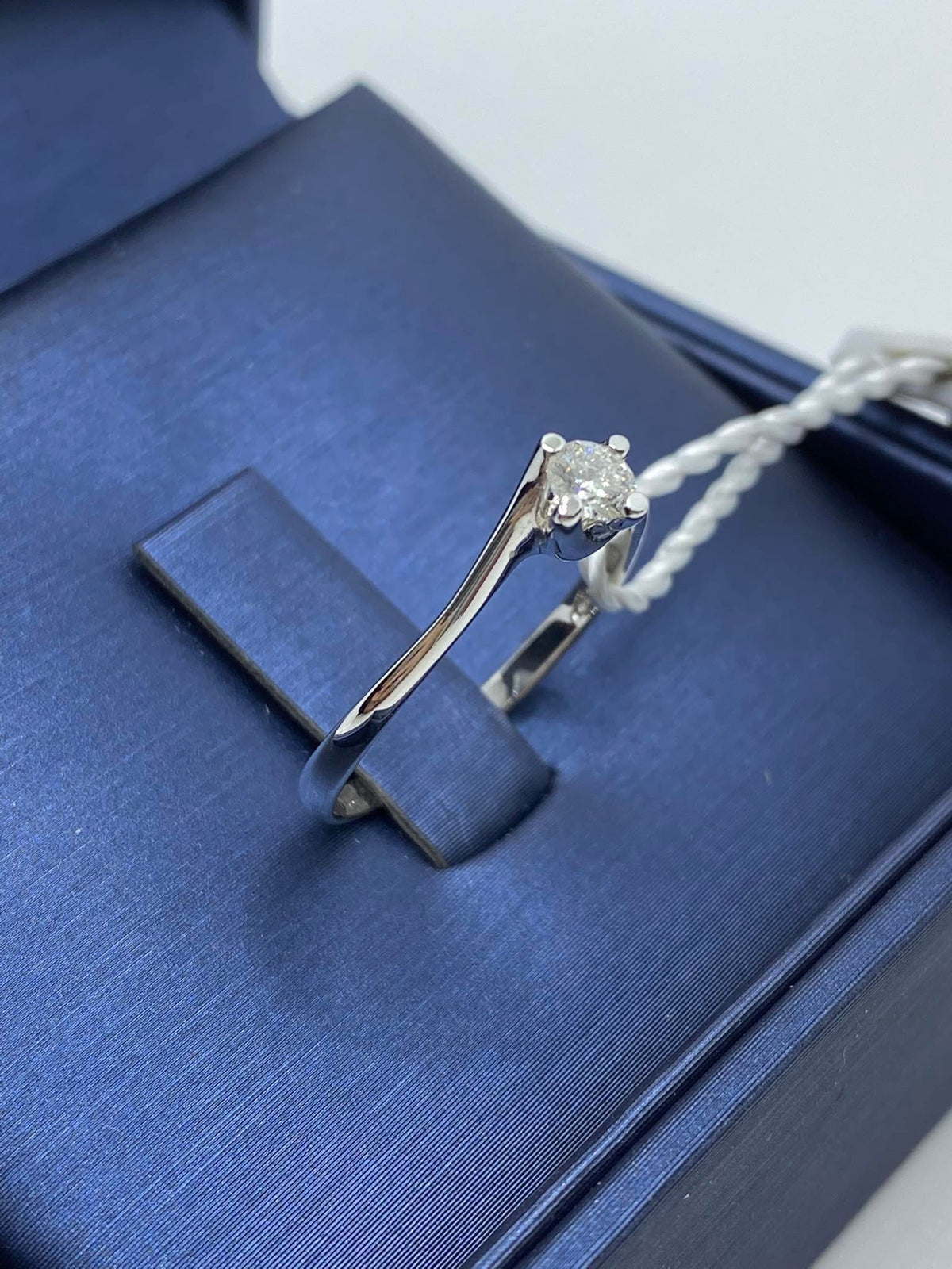 Anello Solitario in Oro 18KT 18KT con Diamante Ct. 0.20