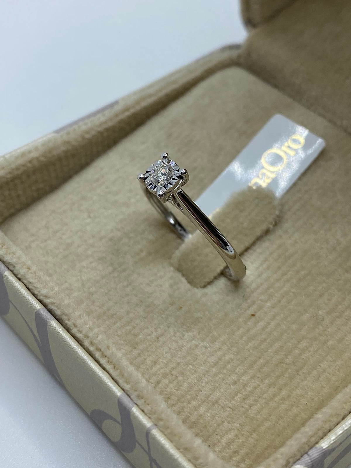 Anello Solitario Donna Oro 18KT con Diamante Ct 0.10