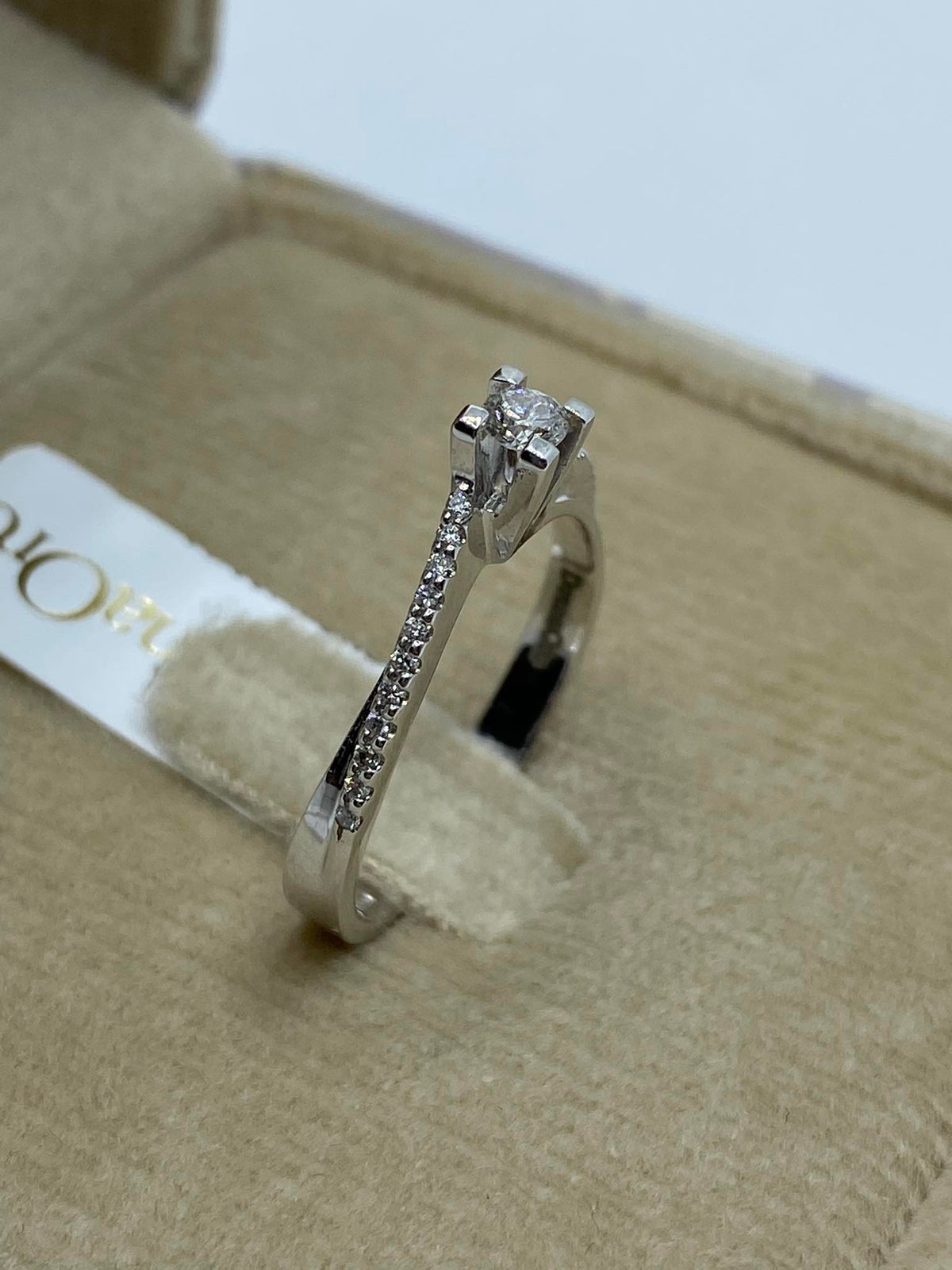 Anello Solitario Donna Oro 18KT con Diamante Ct. 0.20
