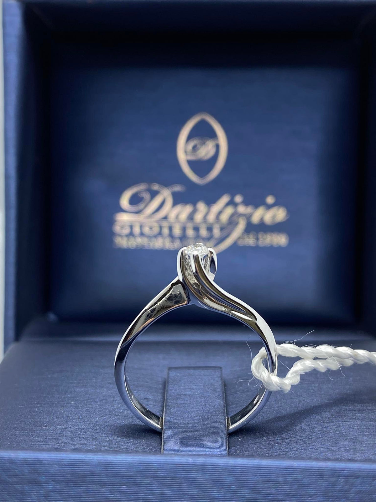 Anello Solitario in Oro 18KT 18KT e Diamante Ct. 0.10