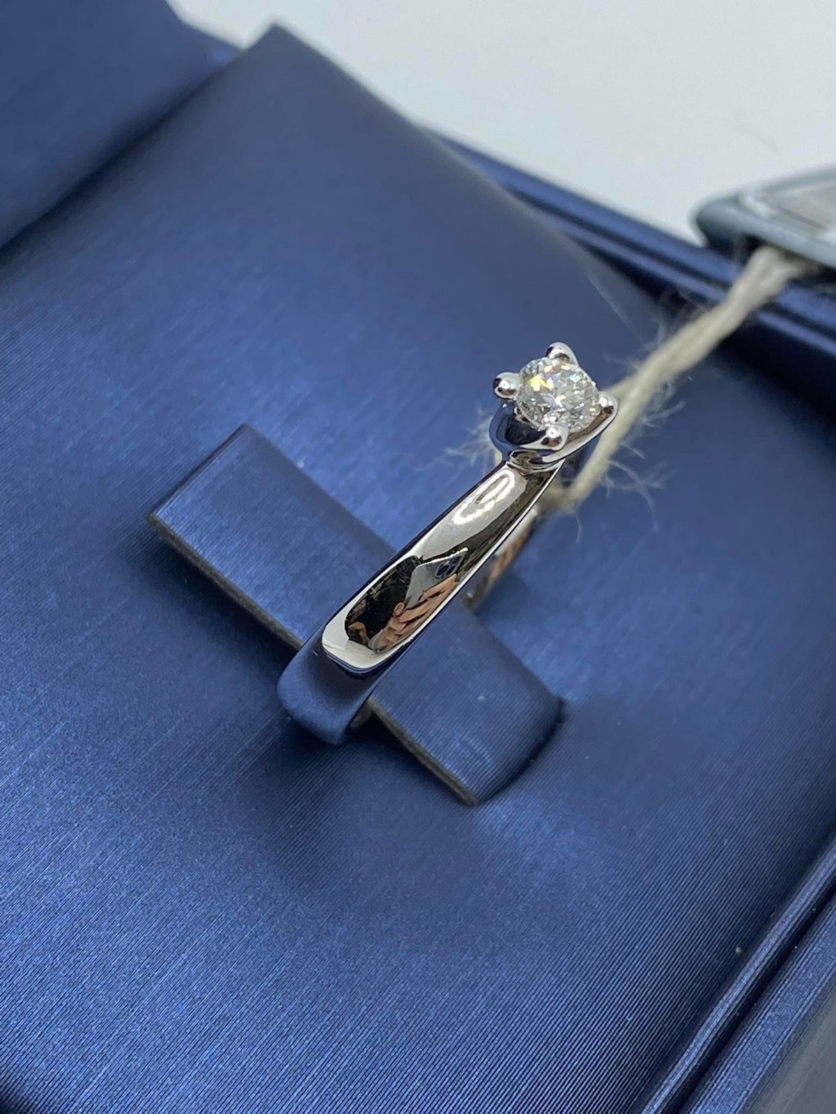 Anello Salvini Solitario in Oro 18KT e Diamante Ct. 0.18