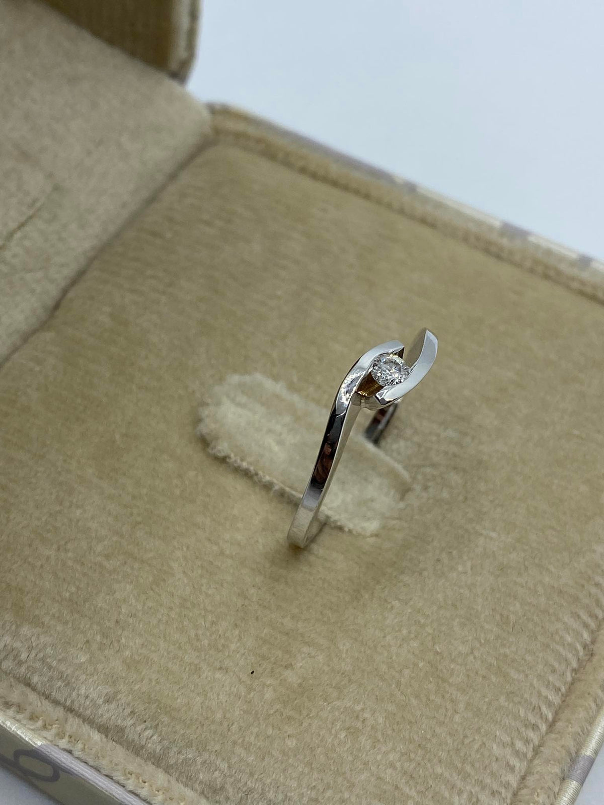 Anello Solitario Donna Oro 18KT con Diamante Ct. 0.11
