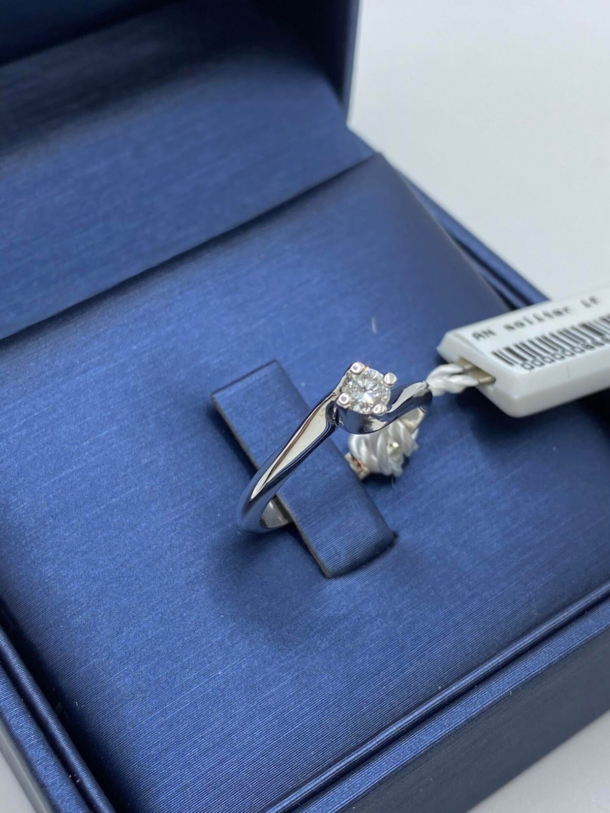 Anello Solitario in Oro 18KT 18KT e Diamante Ct. 0.22