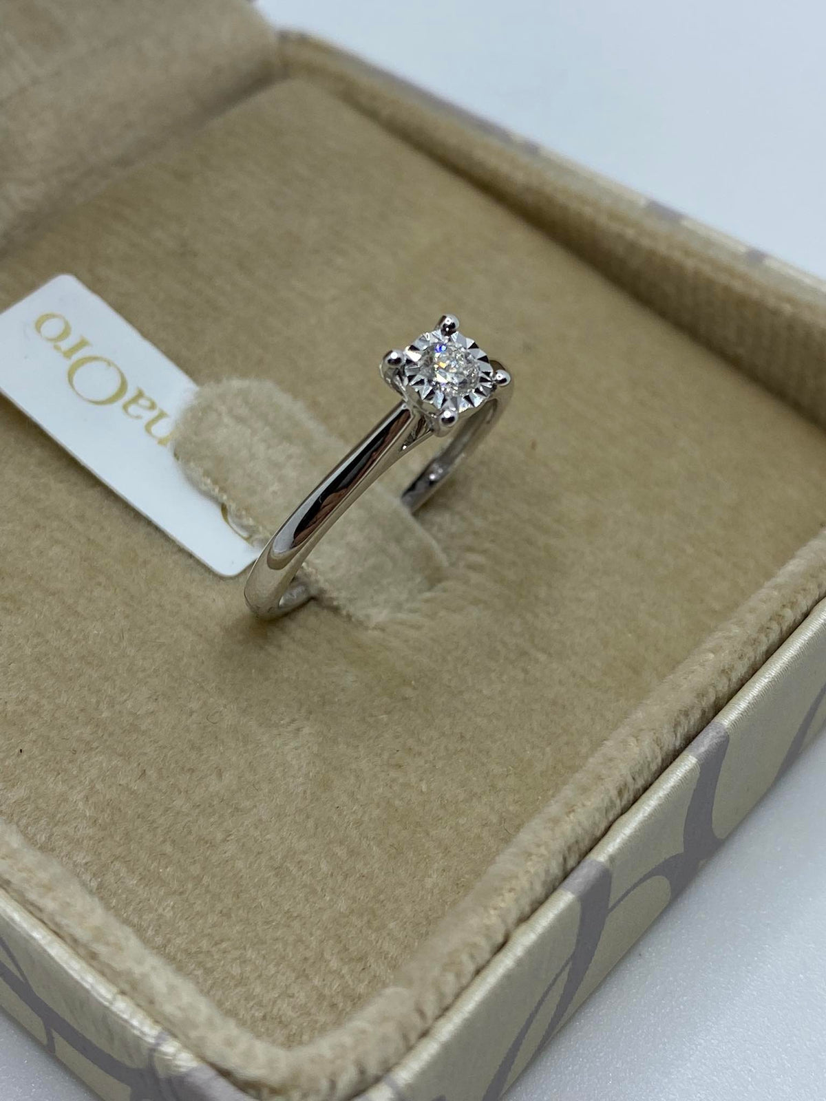 Anello Solitario Donna Oro 18KT con Diamante Ct 0.10