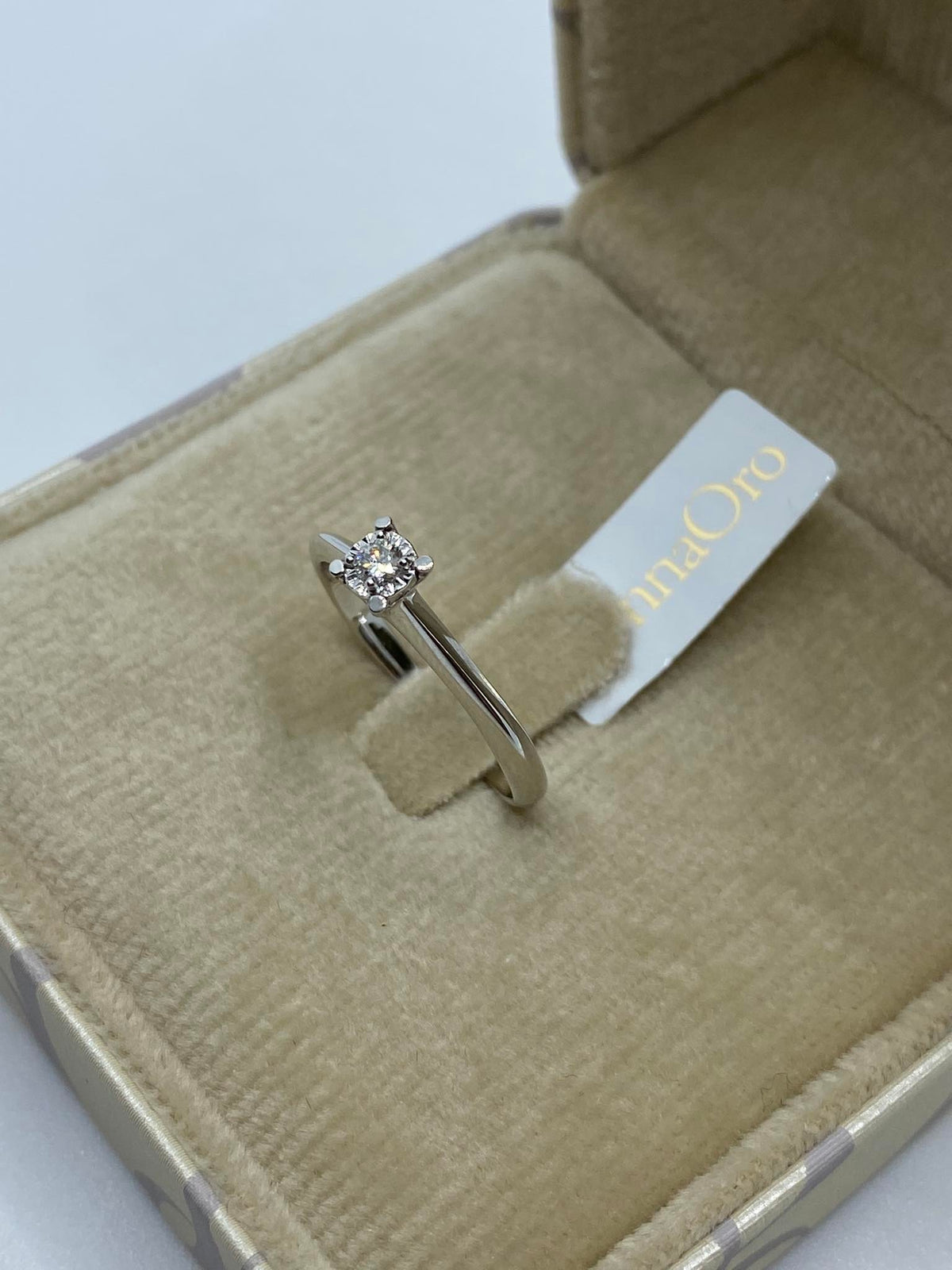 Anello Solitario Donna Oro 18KT con Diamante Ct. 0.07