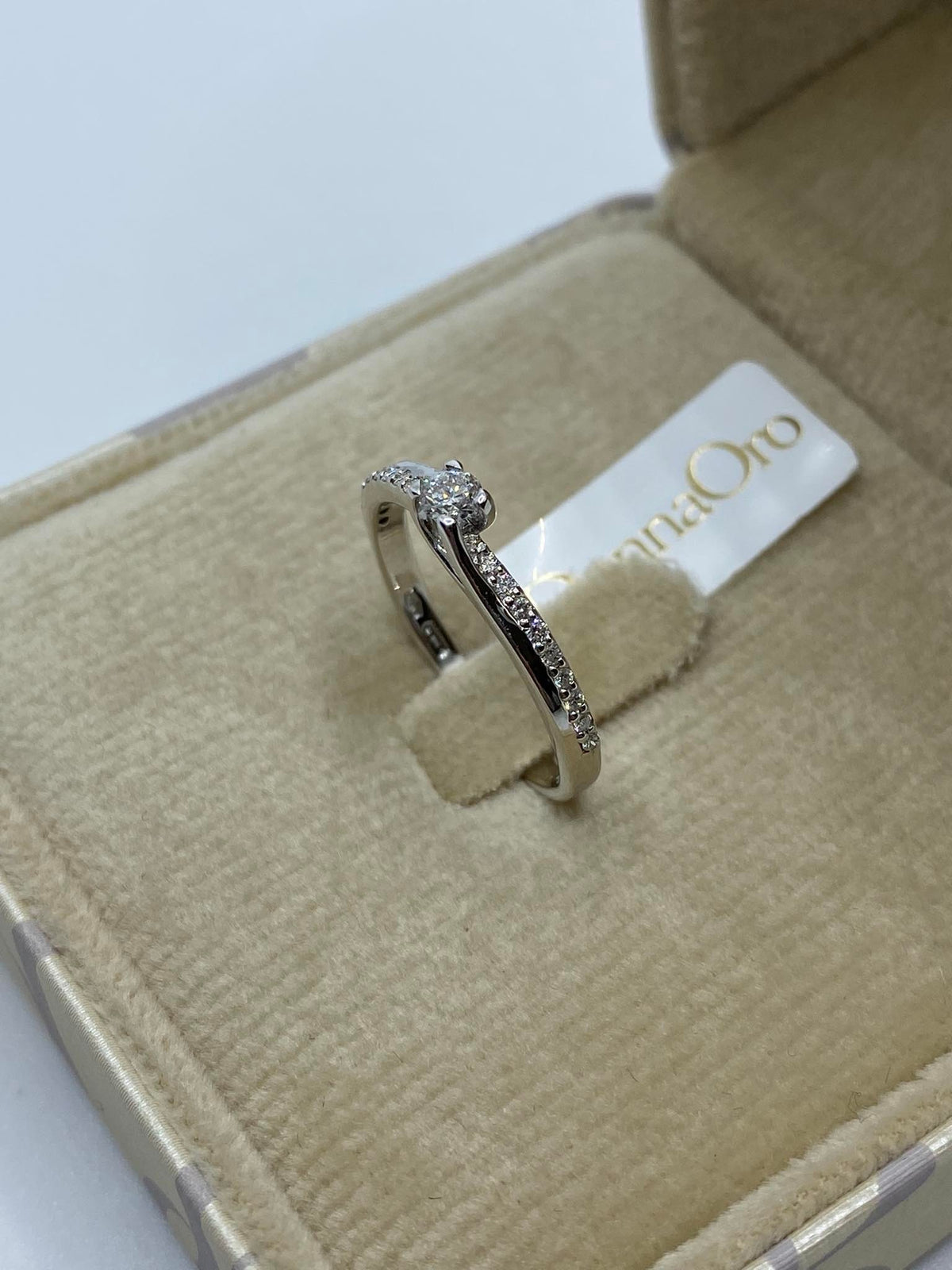 Anello Solitario Donna Oro 18KT con Diamanti Ct. 0.24