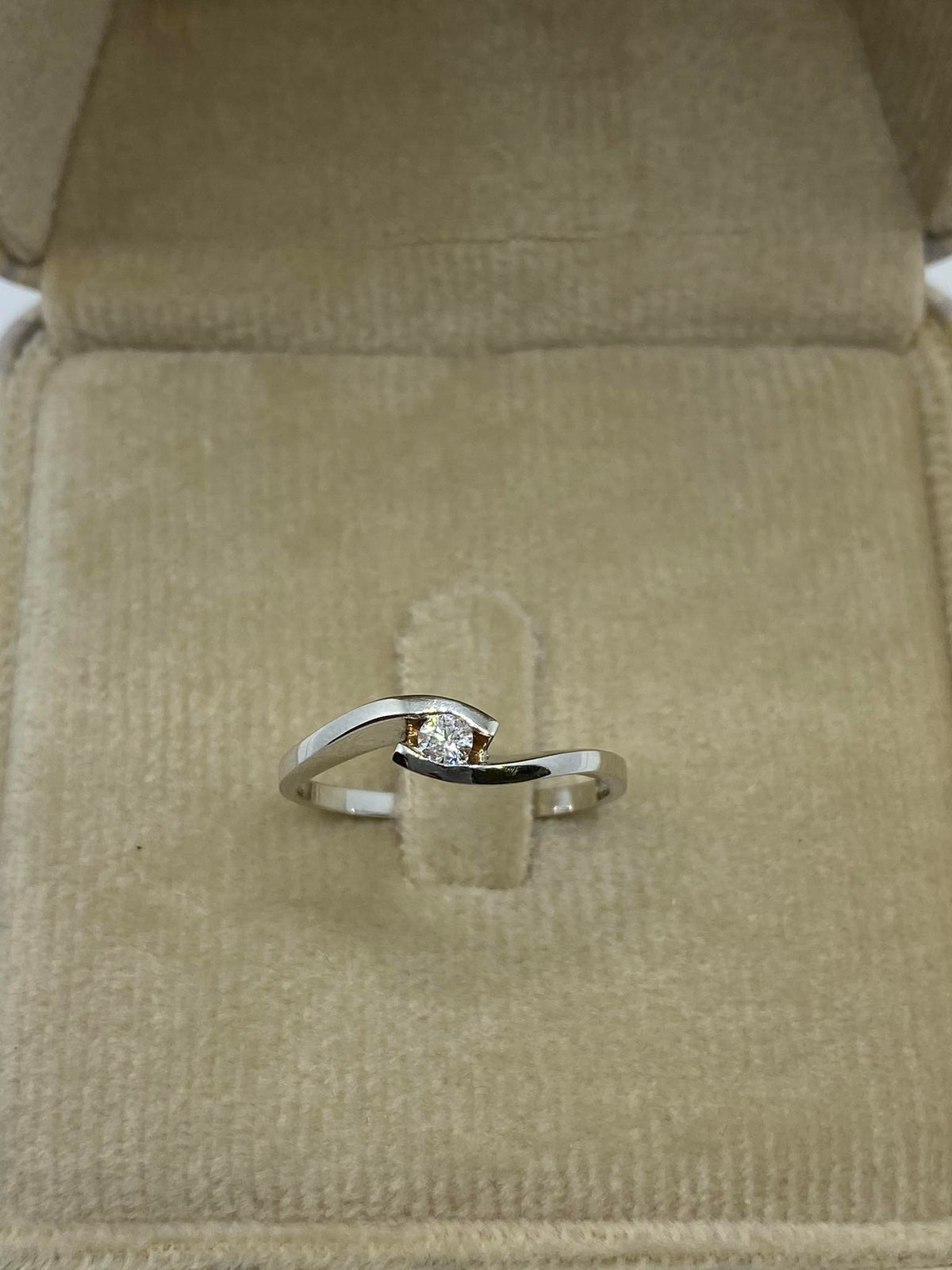 Anello Solitario Donna Oro 18KT con Diamante Ct. 0.11
