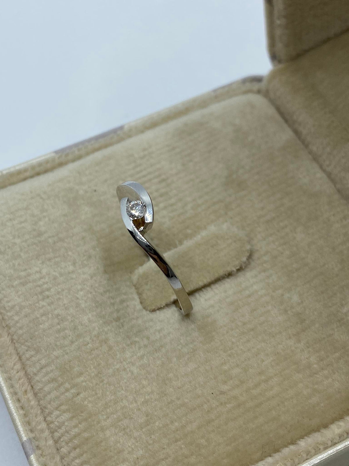 Anello Solitario Donna Oro 18KT con Diamante Ct. 0.11