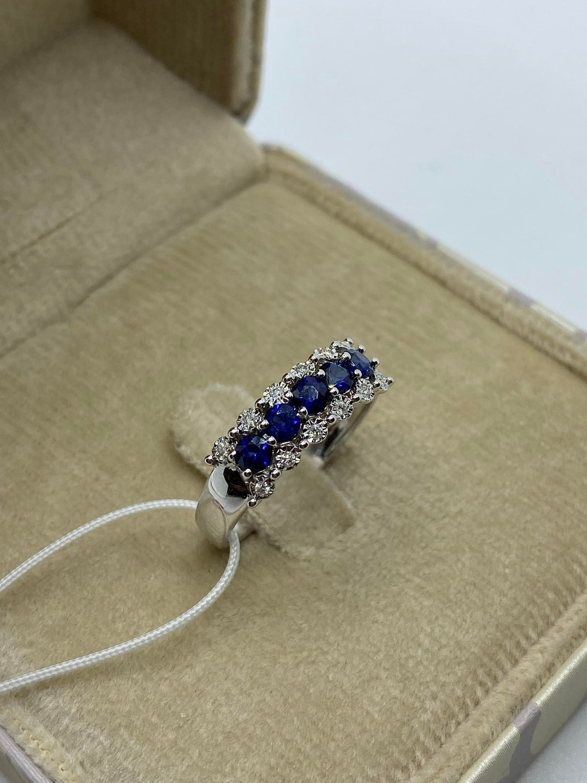 Anello Veretta Donna Oro 18KT con Zaffiri Ct. 0.50 e Diamanti
