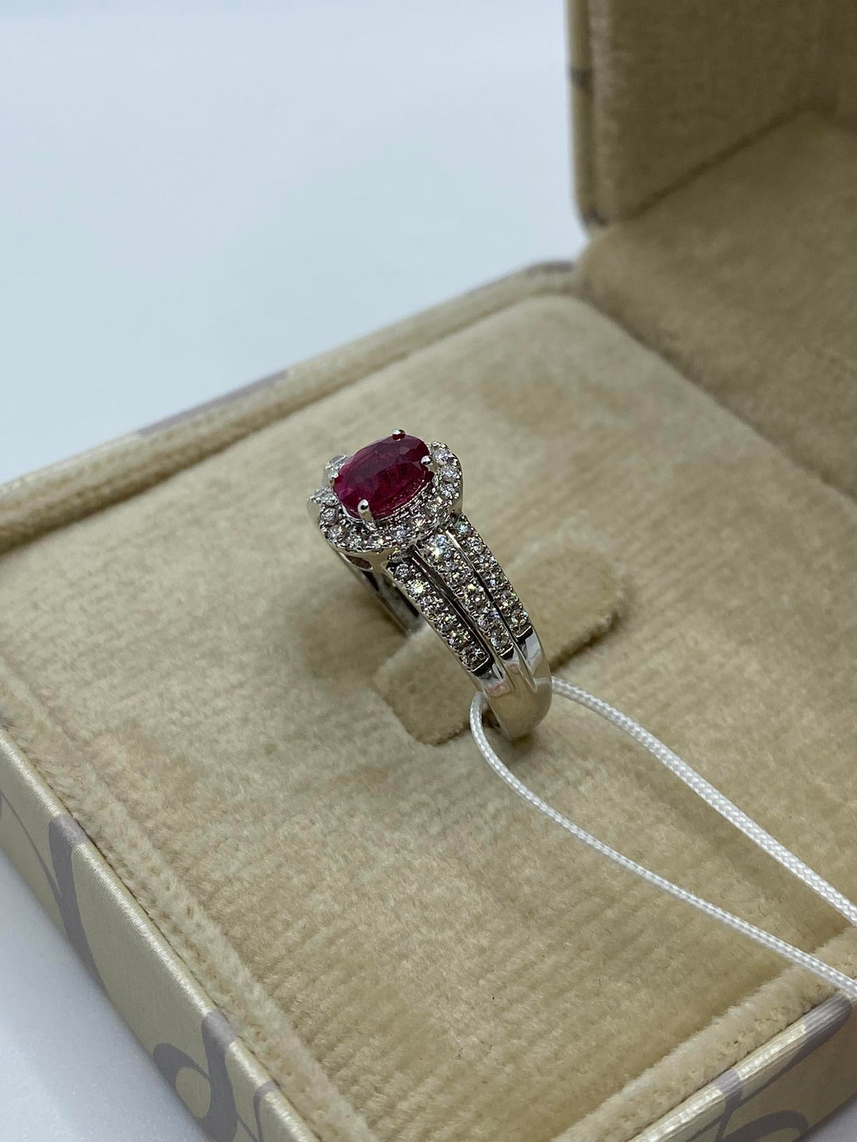 Anello Donna Oro 18KT con Rubino Ct.0.55 e Diamanti