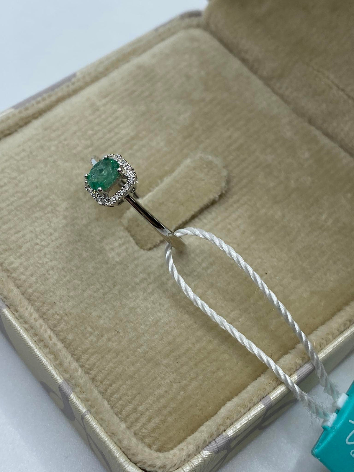Anello Donna Oro 18KT con Diamanti e Smeraldo Ct. 0.35