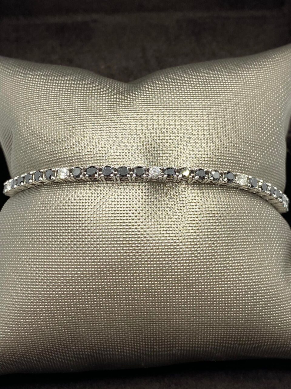Bracciale Tennis in Oro 18KT e Diamanti Bianchi e Neri Ct 3.02