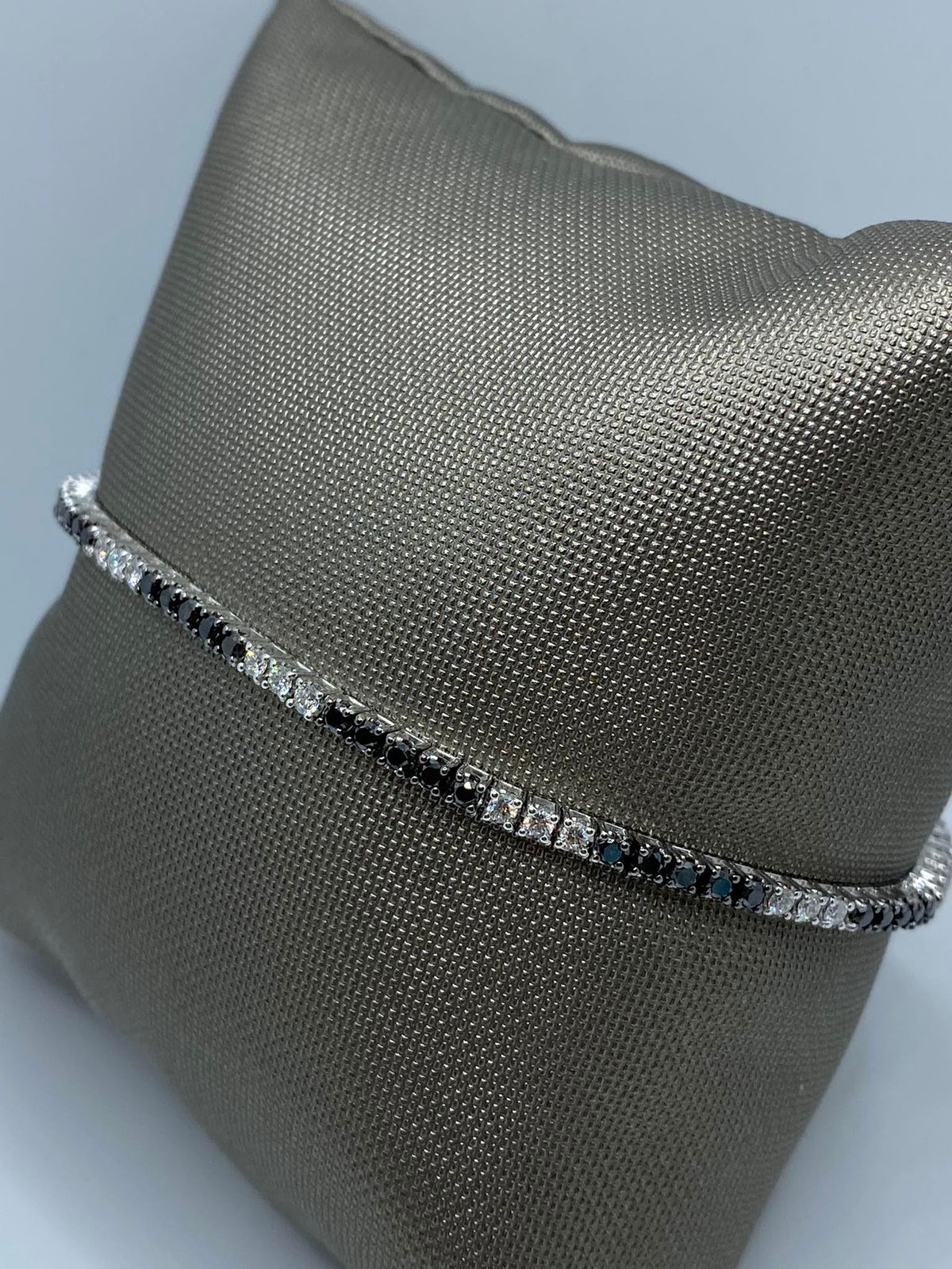 Bracciale Tennis PG Gioielli in Oro 18KT con Diamanti Bianchi e Neri Ct. 1.97