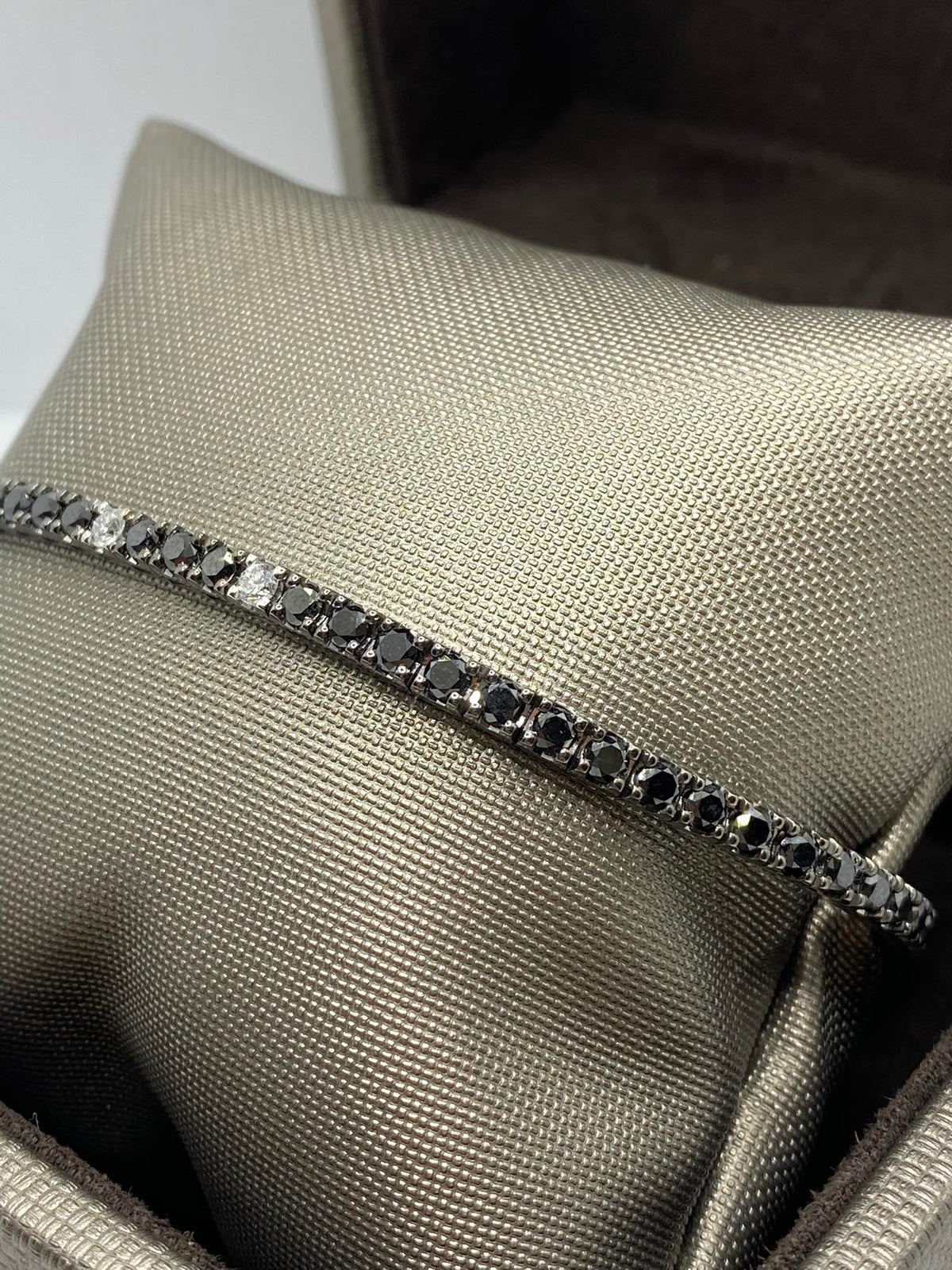 Bracciale Tennis Crivelli in Oro 18KT con Diamanti Neri e Bianchi Ct. 4.60
