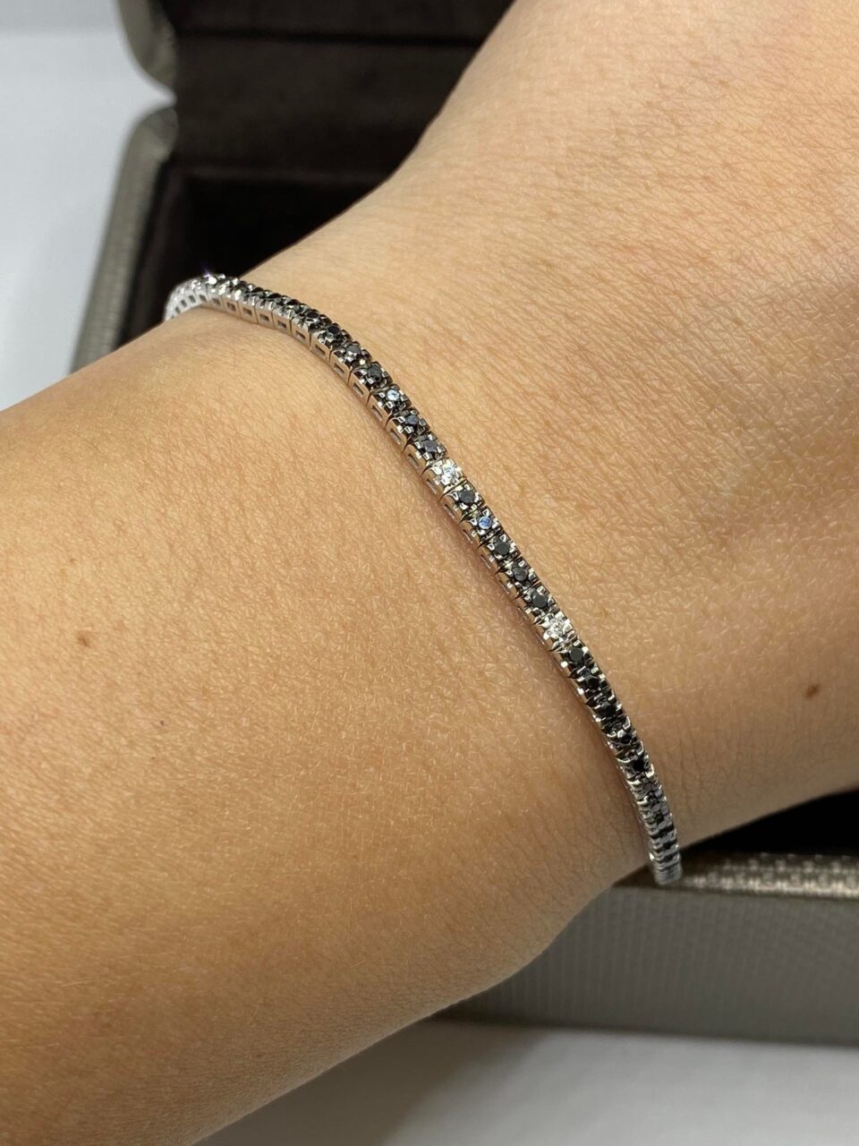 Bracciale Tennis Crivelli in Oro 18KT con Diamanti Neri e Bianchi Ct. 0.90