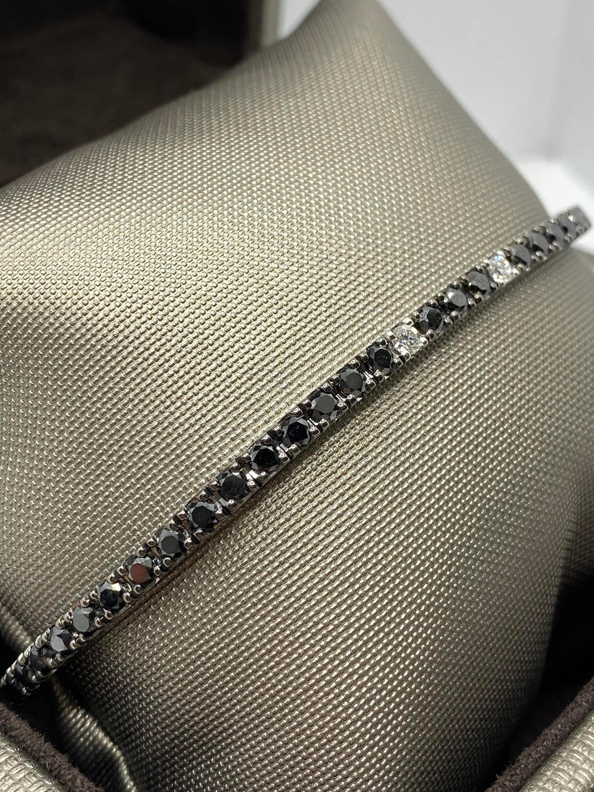 Bracciale Tennis Crivelli in Oro 18KT con Diamanti Neri e Bianchi Ct. 4.60