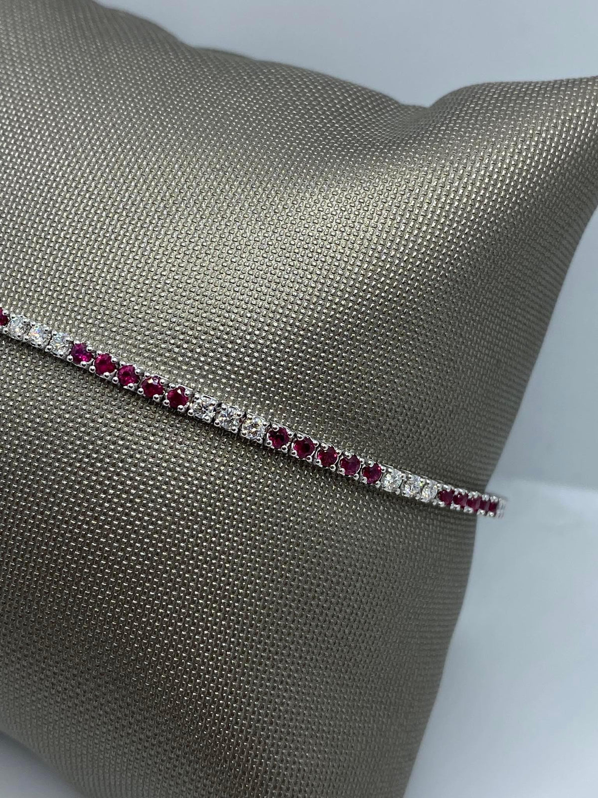 Bracciale Tennis PG Gioielli in Oro 18KT con Diamanti Bianchi e Rubini Ct. 2.11