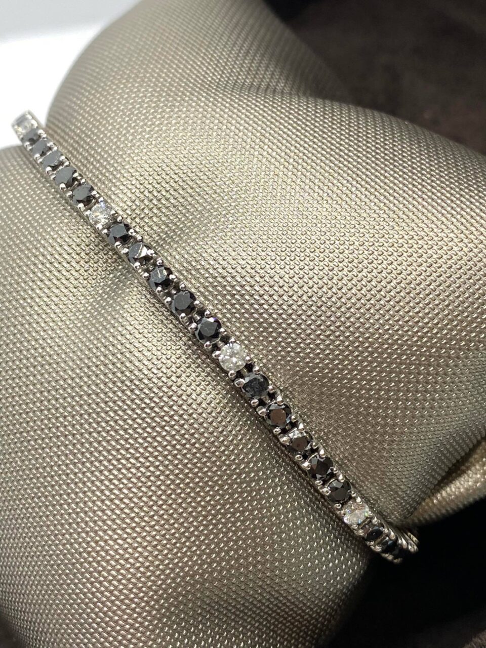 Bracciale Tennis in Oro 18KT e Diamanti Bianchi e Neri Ct 3.02