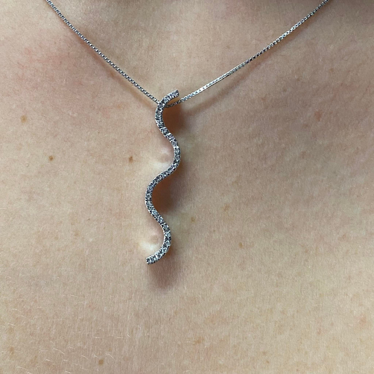 Collana a Onda in Oro 18KT 18KT e Diamanti Ct. 0.13