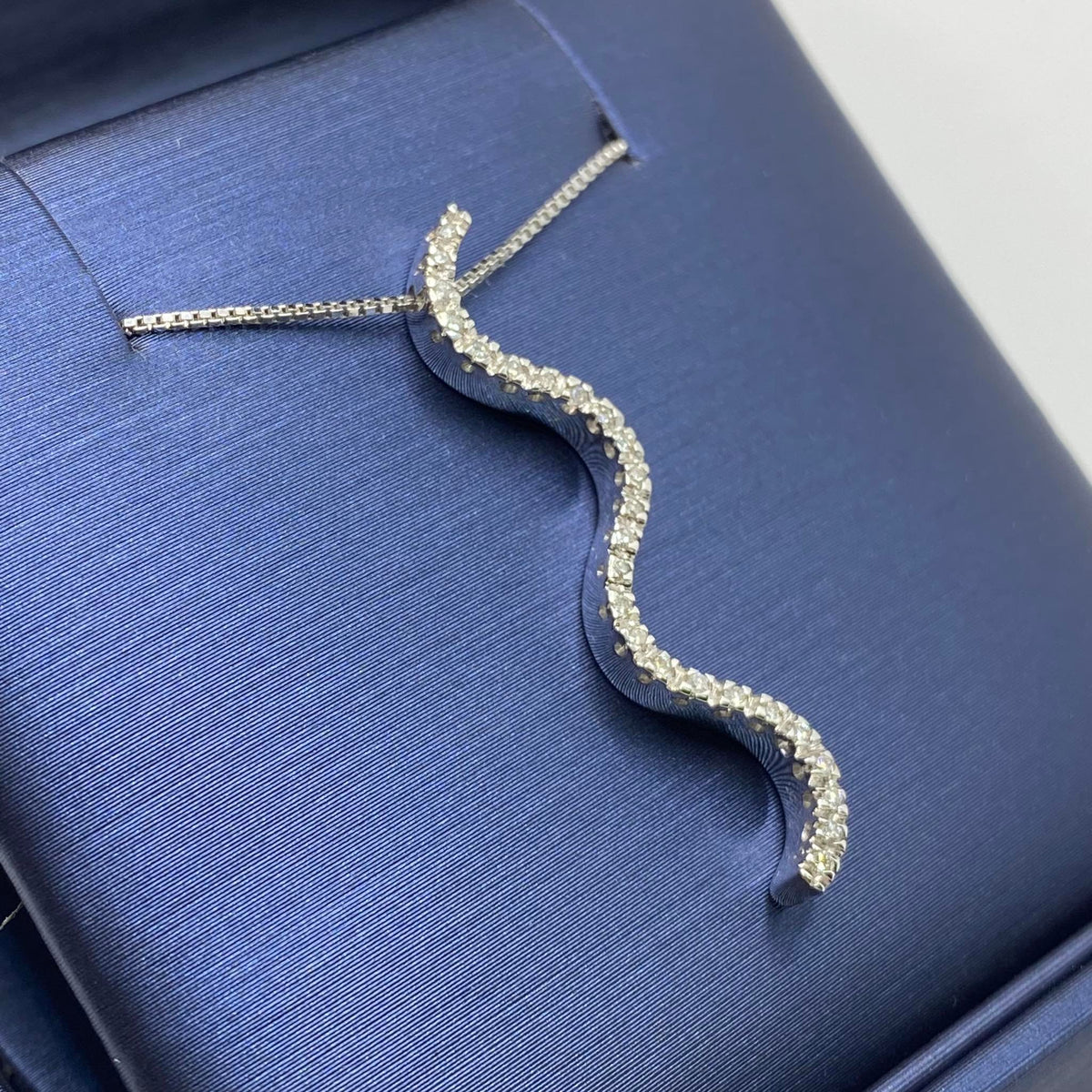 Collana a Onda in Oro 18KT 18KT e Diamanti Ct. 0.13