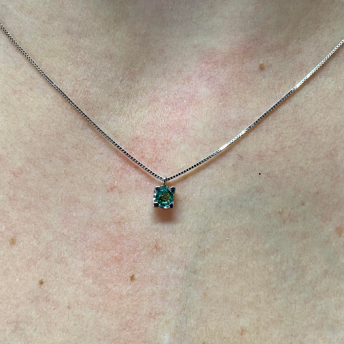 Collana Donna Oro 18KT Punto Luce con Smeraldo Ct 0.16