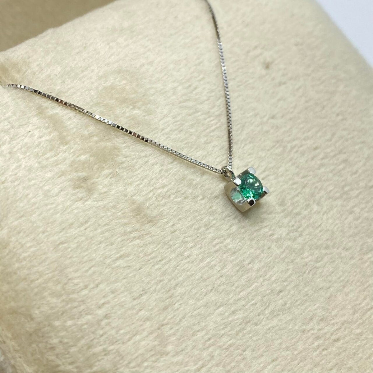 Collana Donna Oro 18KT Punto Luce con Smeraldo Ct 0.16