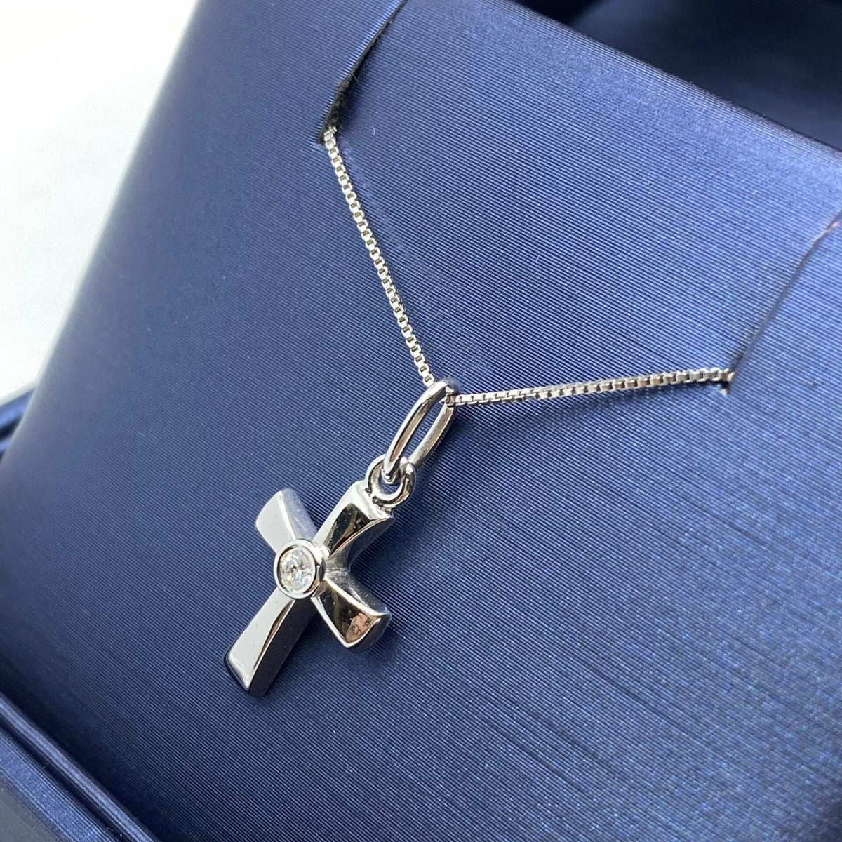 Collana Con Croce in Oro 18KT 18KT e Diamante ct 0.03