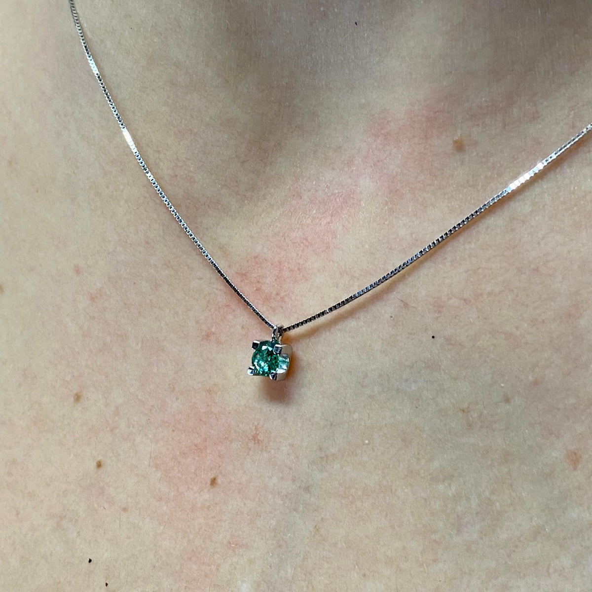 Collana Donna Oro 18KT Punto Luce con Smeraldo Ct 0.16