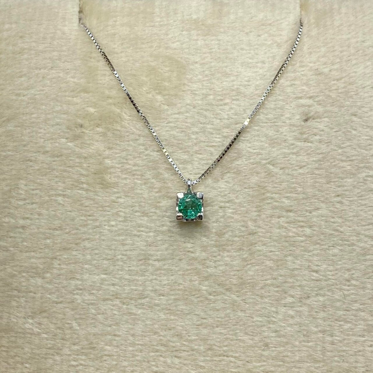Collana Donna Oro 18KT Punto Luce con Smeraldo Ct 0.16