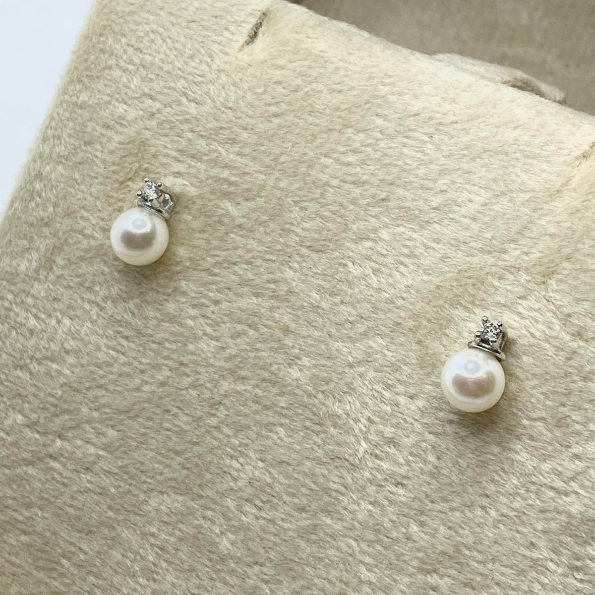 Orecchini Donna Oro 18KT con Diamanti e Perle Naturali mm 5-5,5