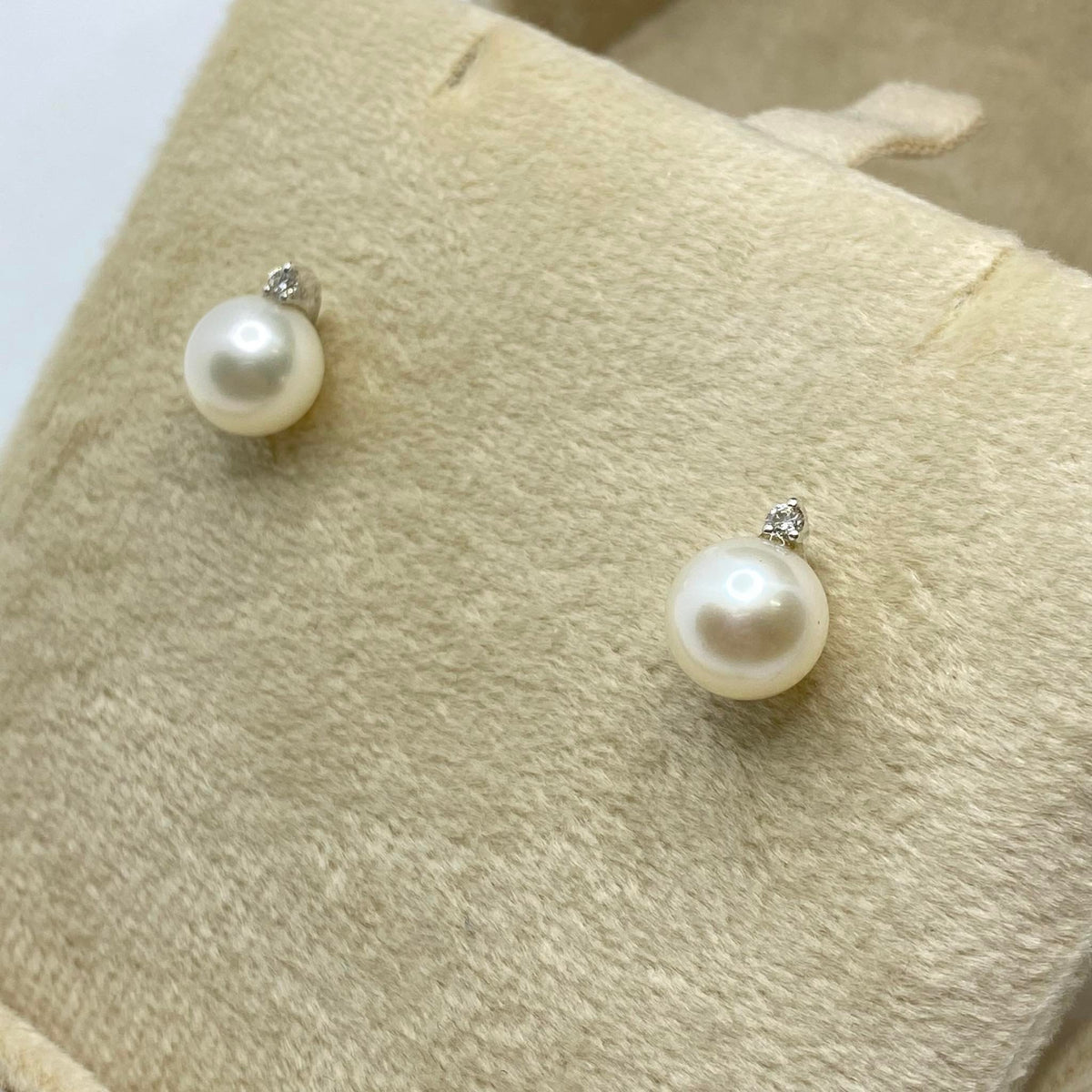 Orecchini Donna Oro 18KT con Diamanti e Perle Naturali mm 7,5-8
