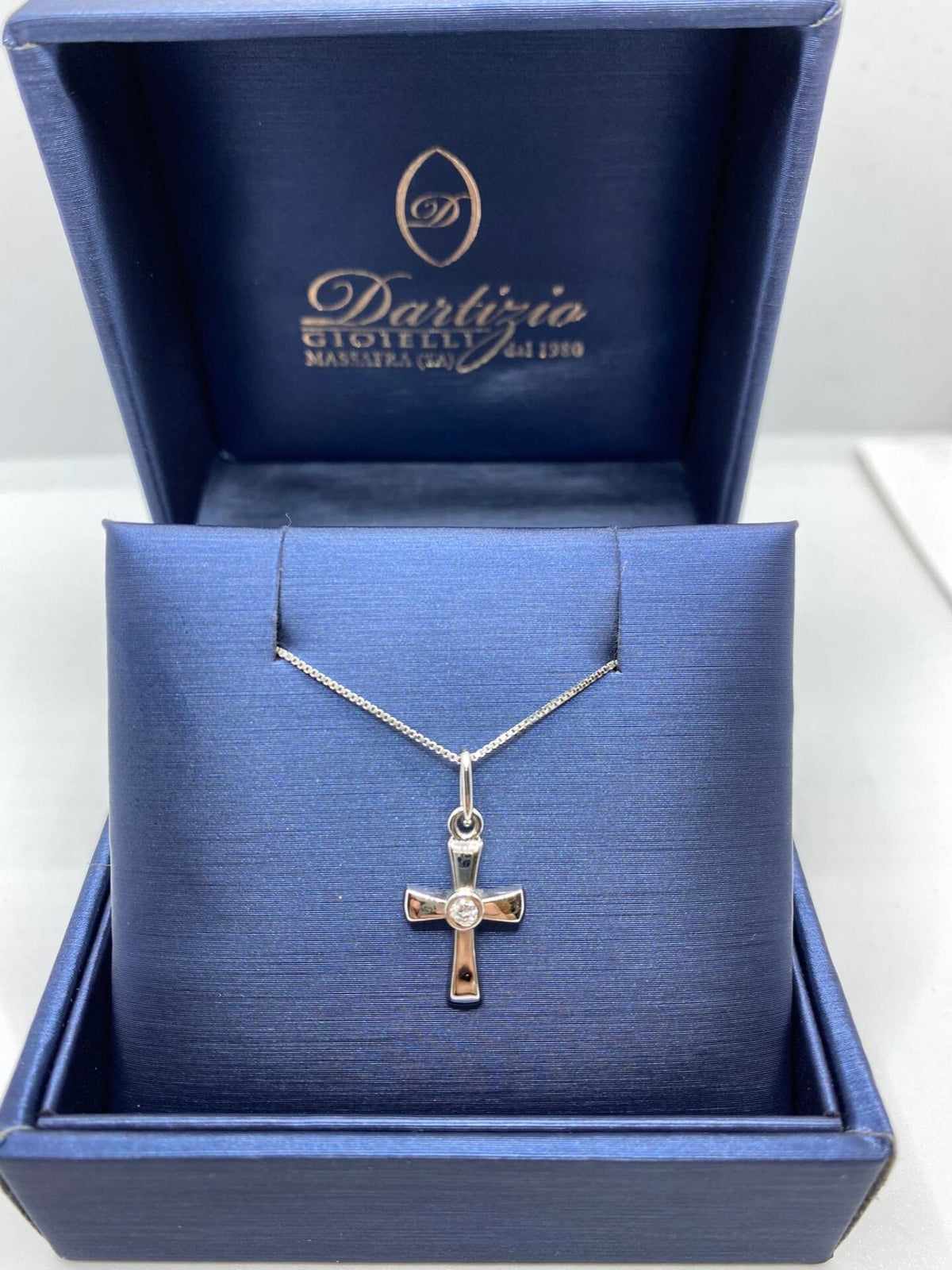 Collana Con Croce in Oro 18KT 18KT e Diamante ct 0.03