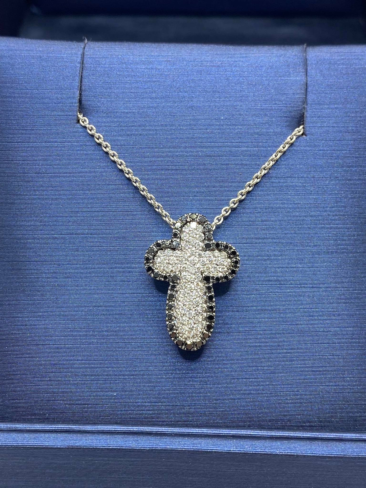 Collana Con Croce Giorgio Visconti in Oro 18KT 18KT e Diamanti Bianchi e Neri